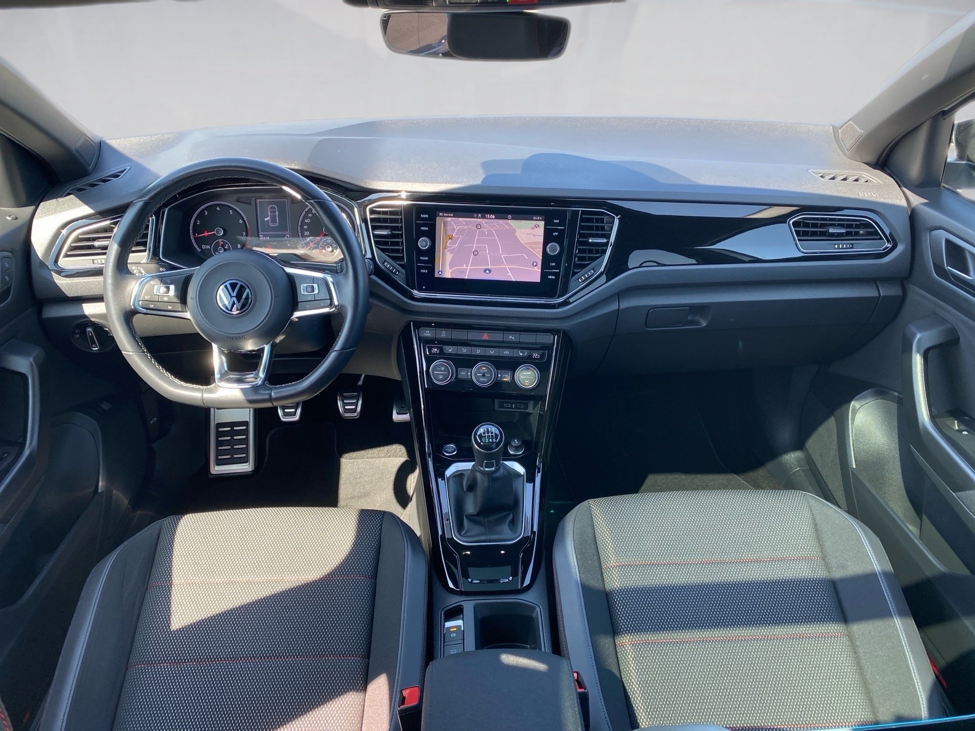 T-Roc Sport 1.5 TSI Sport Black Style LED Navi ACC AHK Pano