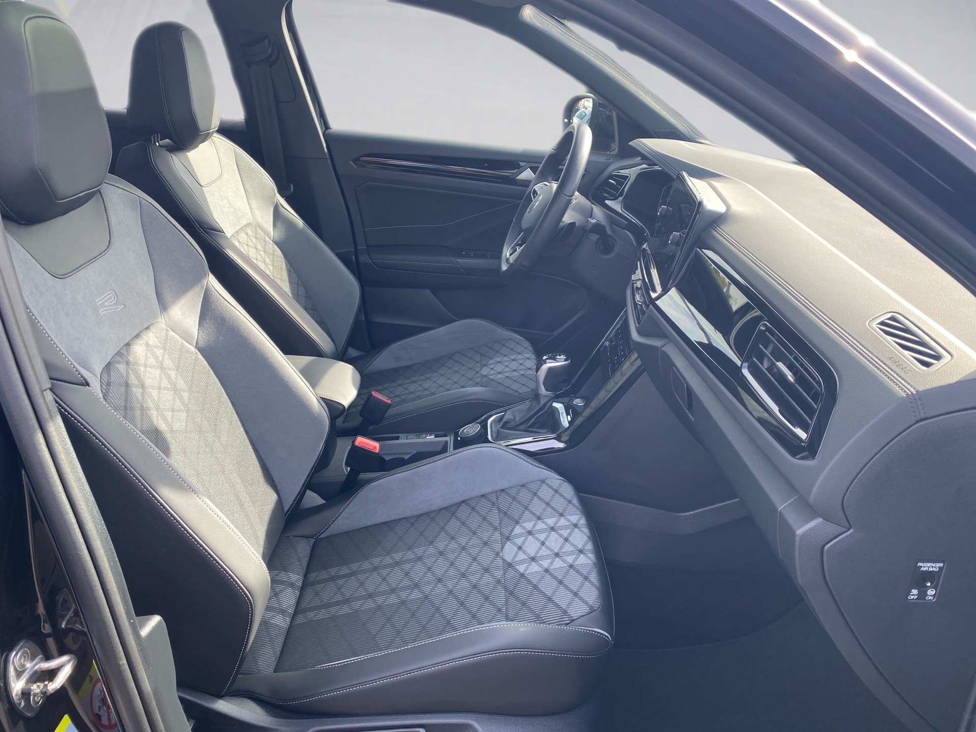 T-Roc 2.0 TSI R-Line 4M DSG Black-Style Matrix Pano AHK Standhzg.