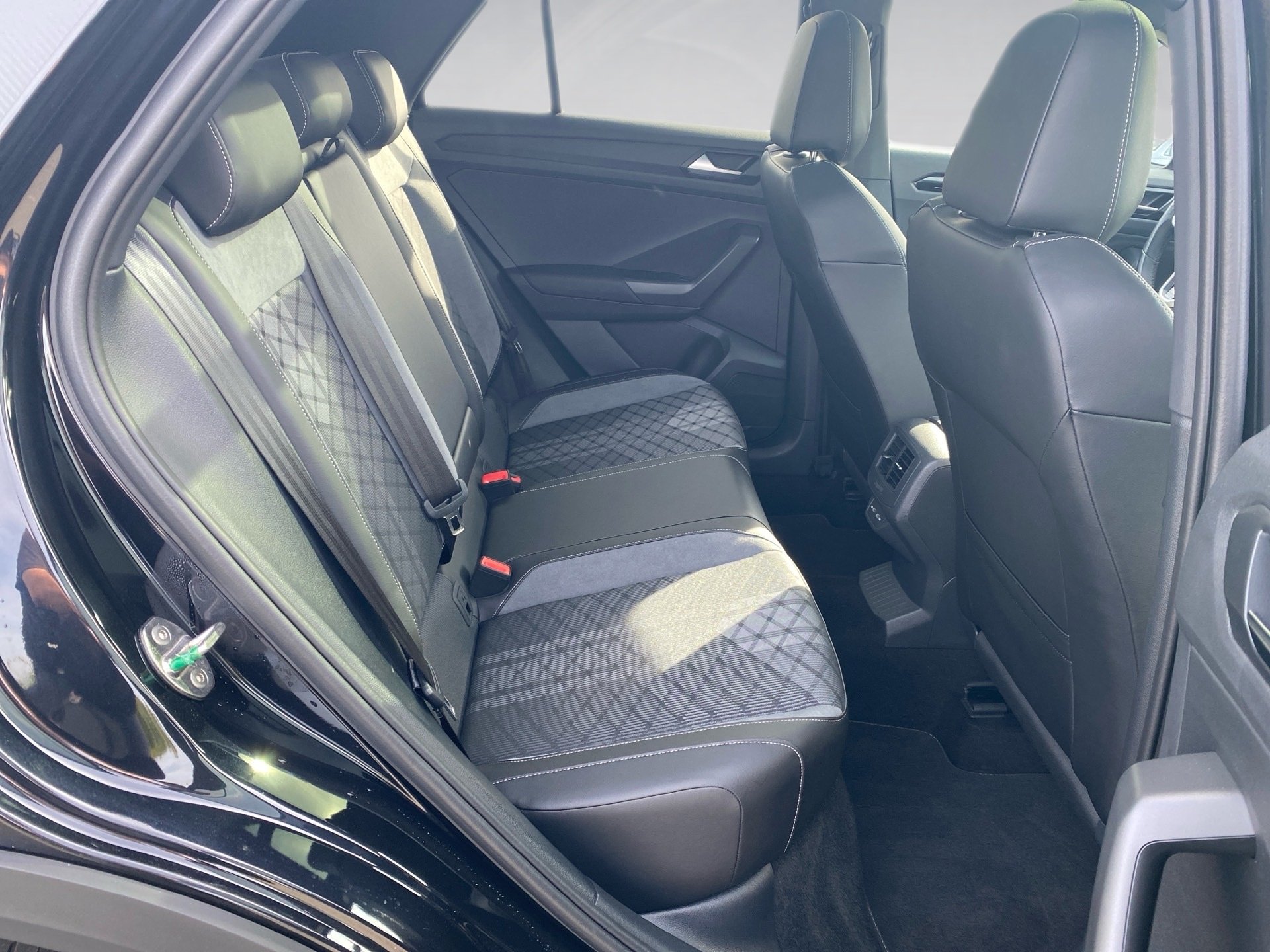 T-Roc 2.0 TSI R-Line 4M DSG Black-Style Matrix Pano AHK Standhzg.