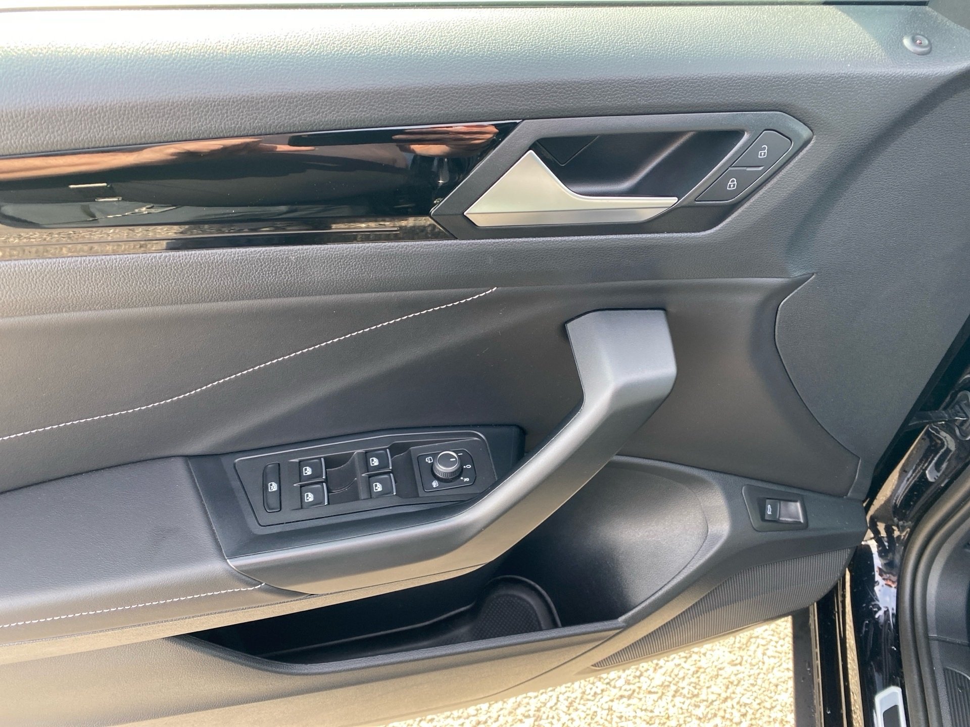 T-Roc 2.0 TSI R-Line 4M DSG Black-Style Matrix Pano AHK Standhzg.