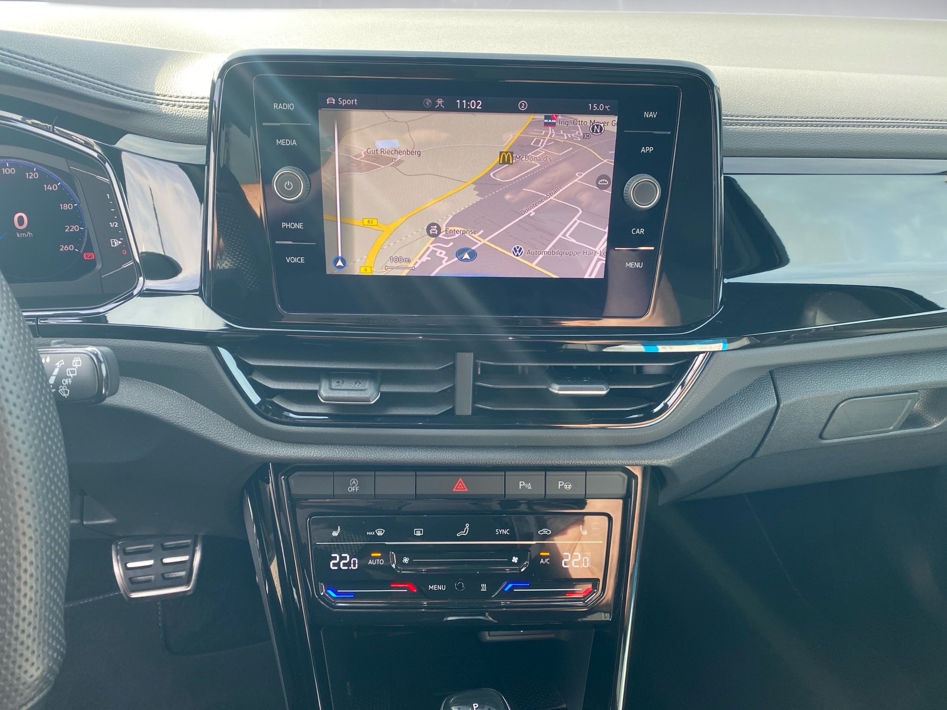 T-Roc 2.0 TSI R-Line 4M DSG Black-Style Matrix Pano AHK Standhzg.