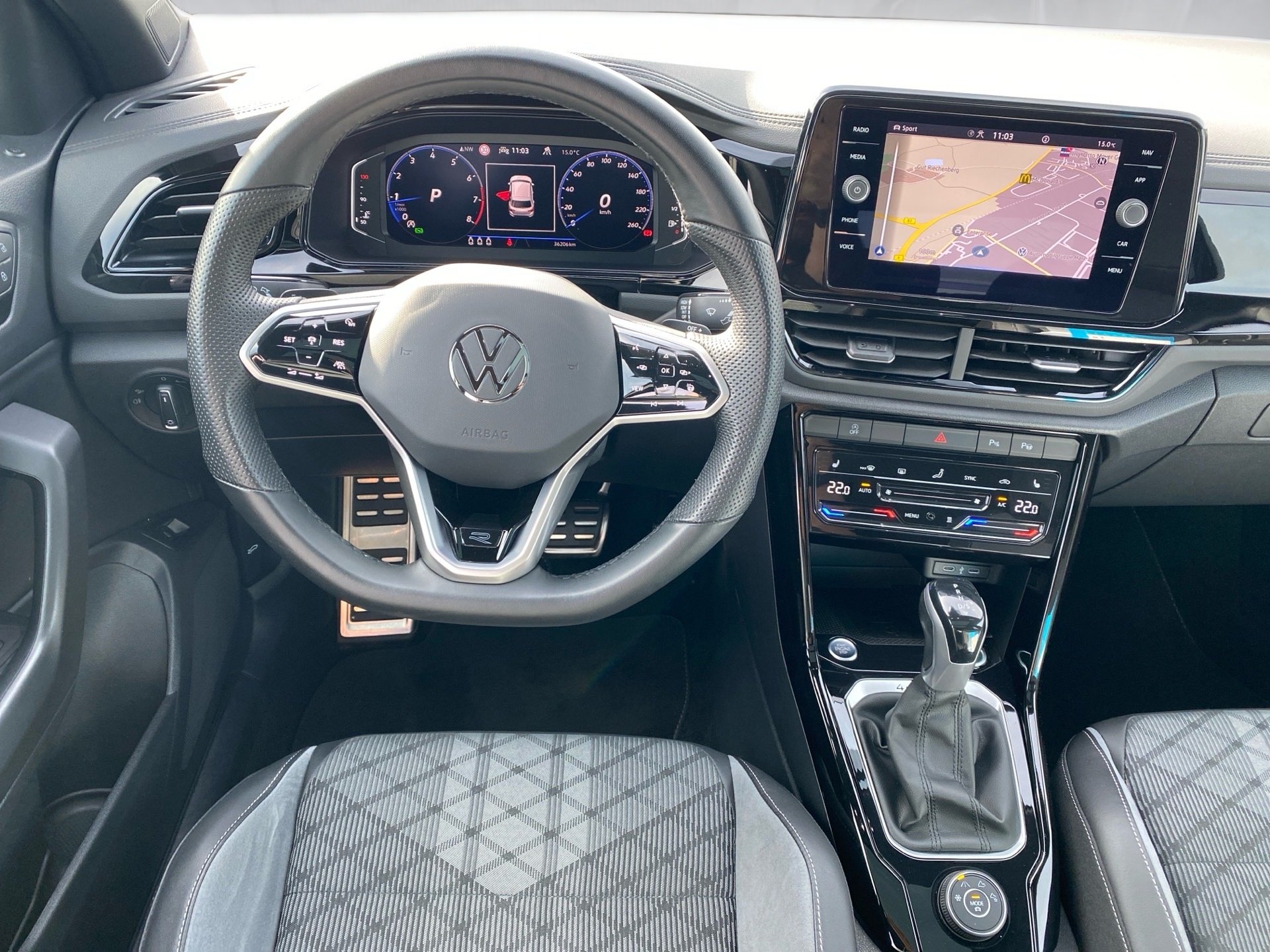 T-Roc 2.0 TSI R-Line 4M DSG Black-Style Matrix Pano AHK Standhzg.