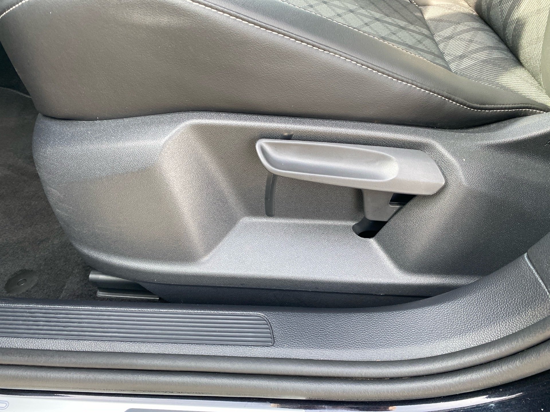 T-Roc 2.0 TSI R-Line 4M DSG Black-Style Matrix Pano AHK Standhzg.