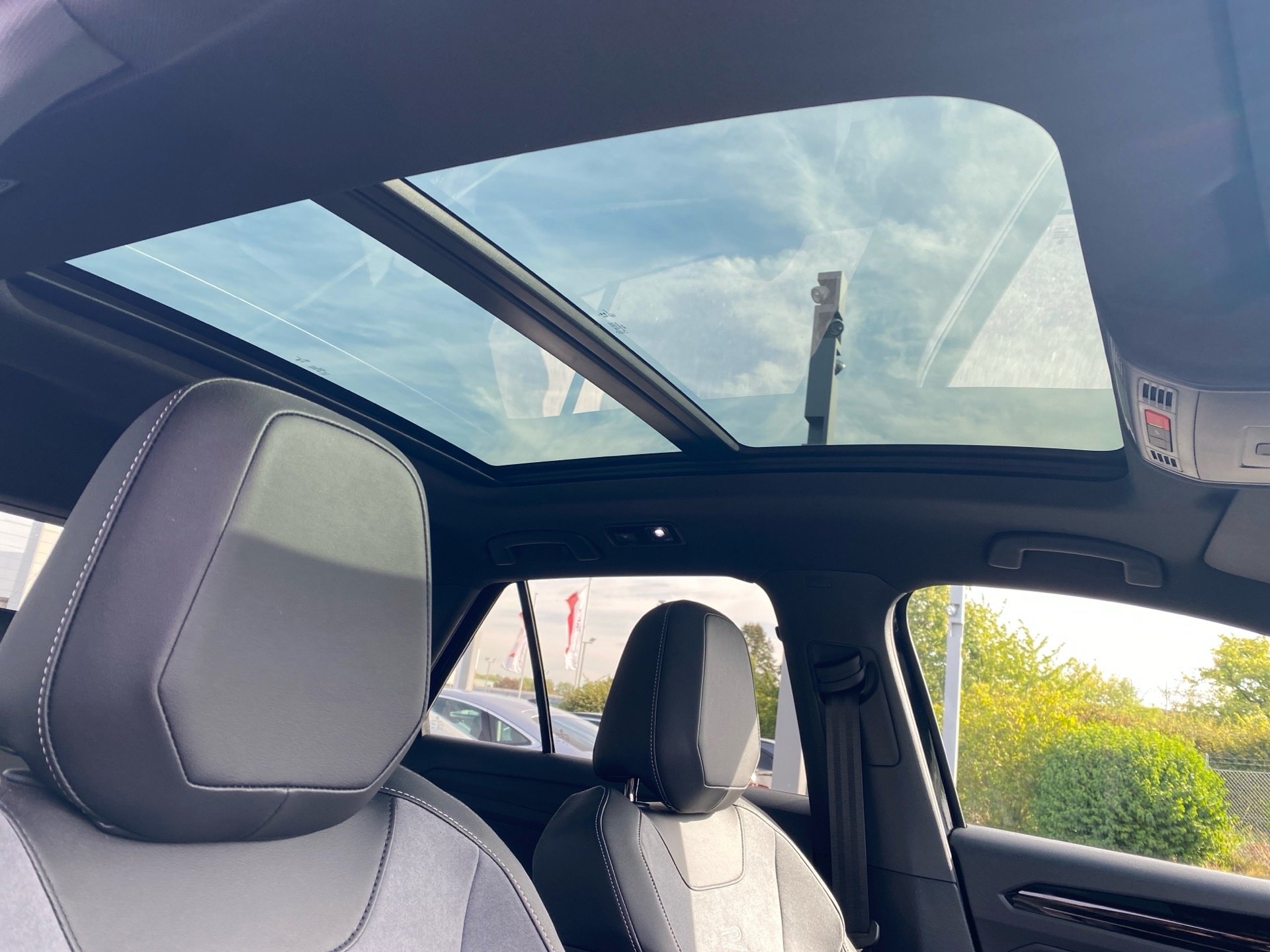 T-Roc 2.0 TSI R-Line 4M DSG Black-Style Matrix Pano AHK Standhzg.