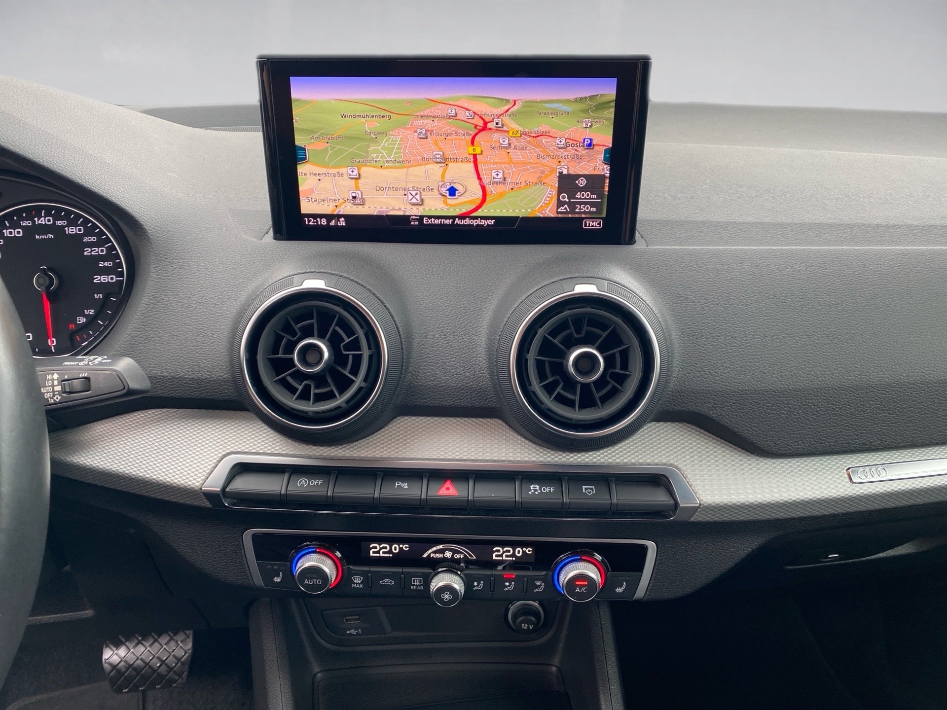 Q2 35 TFSI advanced S-tronic LED Navi RFK PDC SHZ