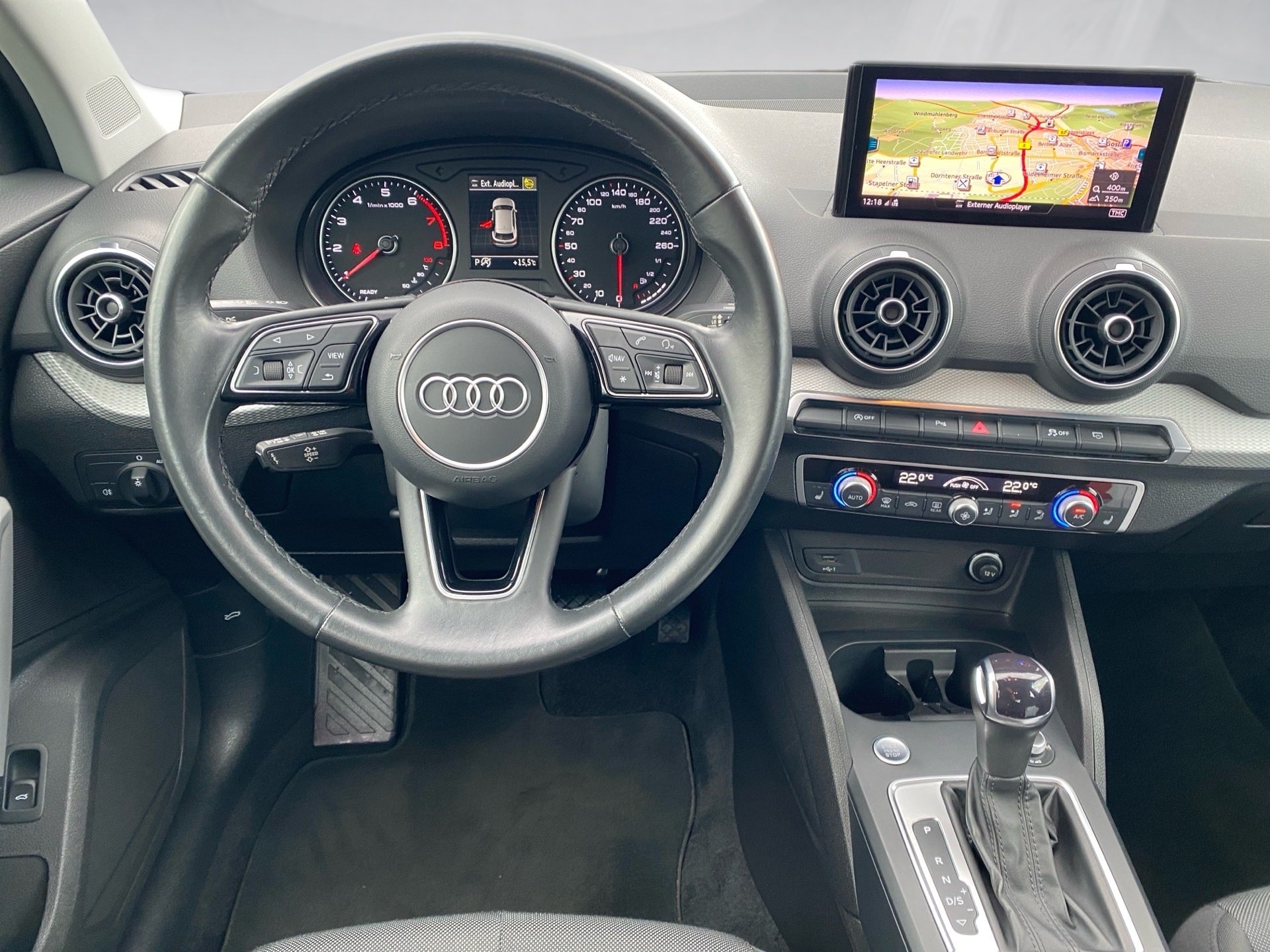 Q2 35 TFSI advanced S-tronic LED Navi RFK PDC SHZ
