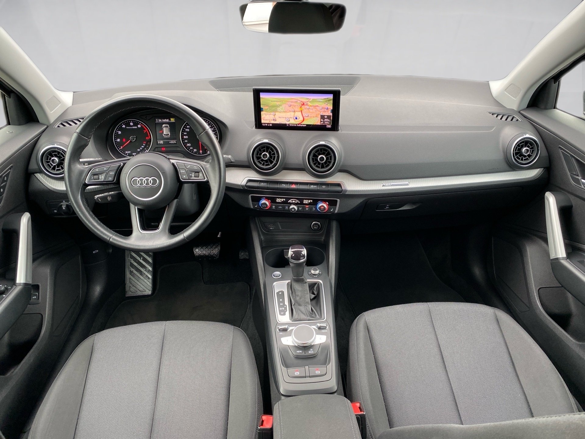 Q2 35 TFSI advanced S-tronic LED Navi RFK PDC SHZ