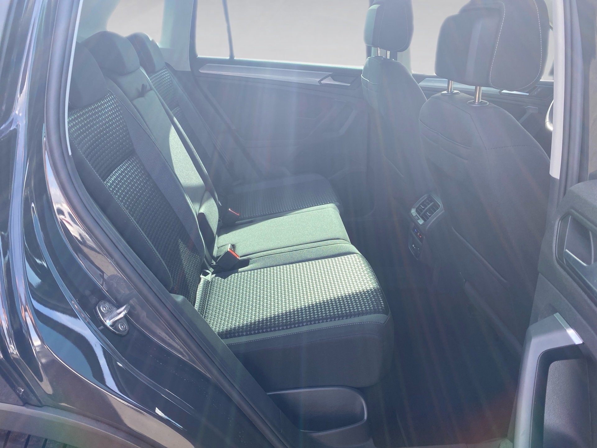 Tiguan 1.5 TSI Active DSG LED Navi ACC AHK Standhzg.