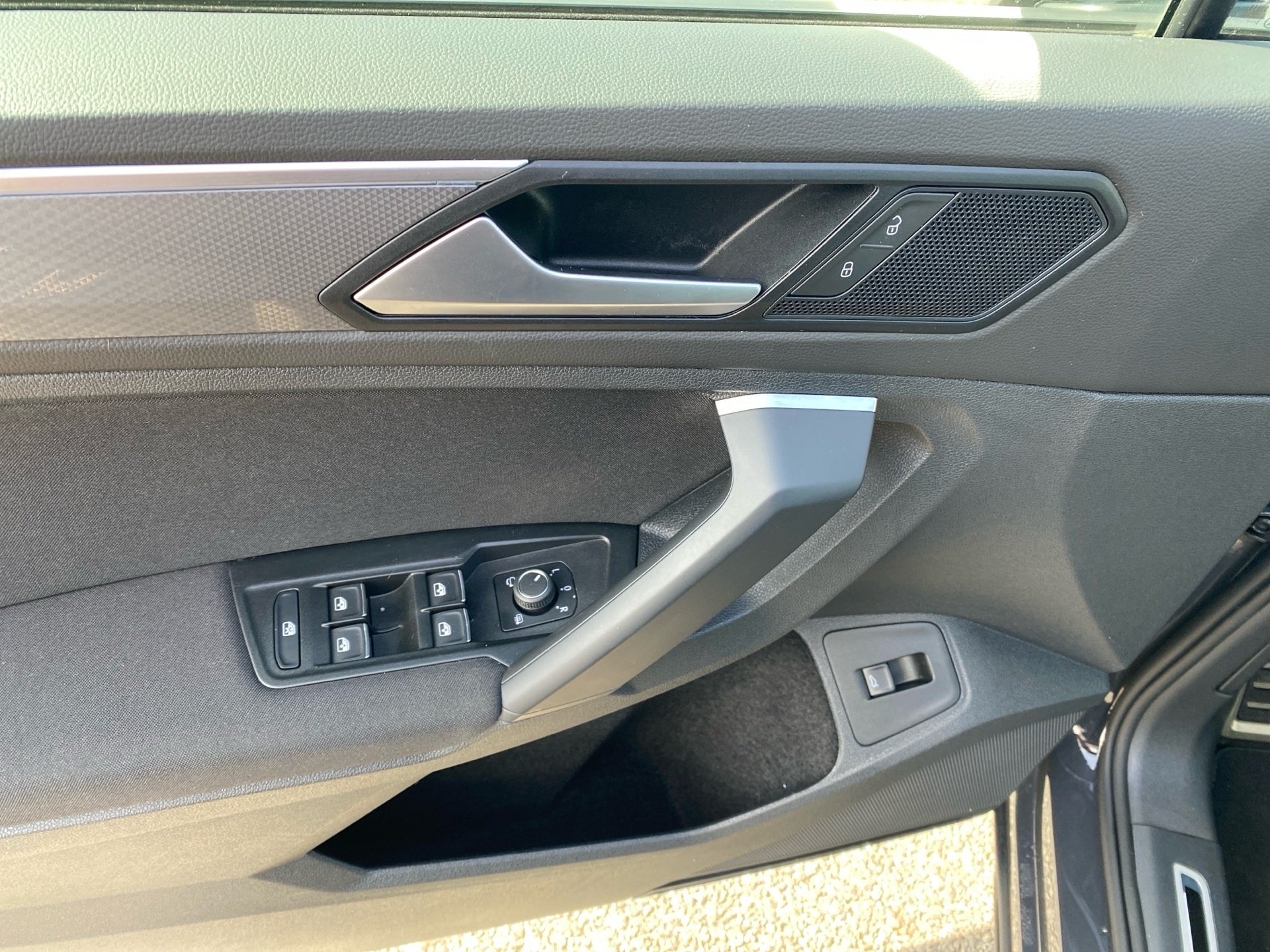 Tiguan 1.5 TSI Active DSG LED Navi ACC AHK Standhzg.