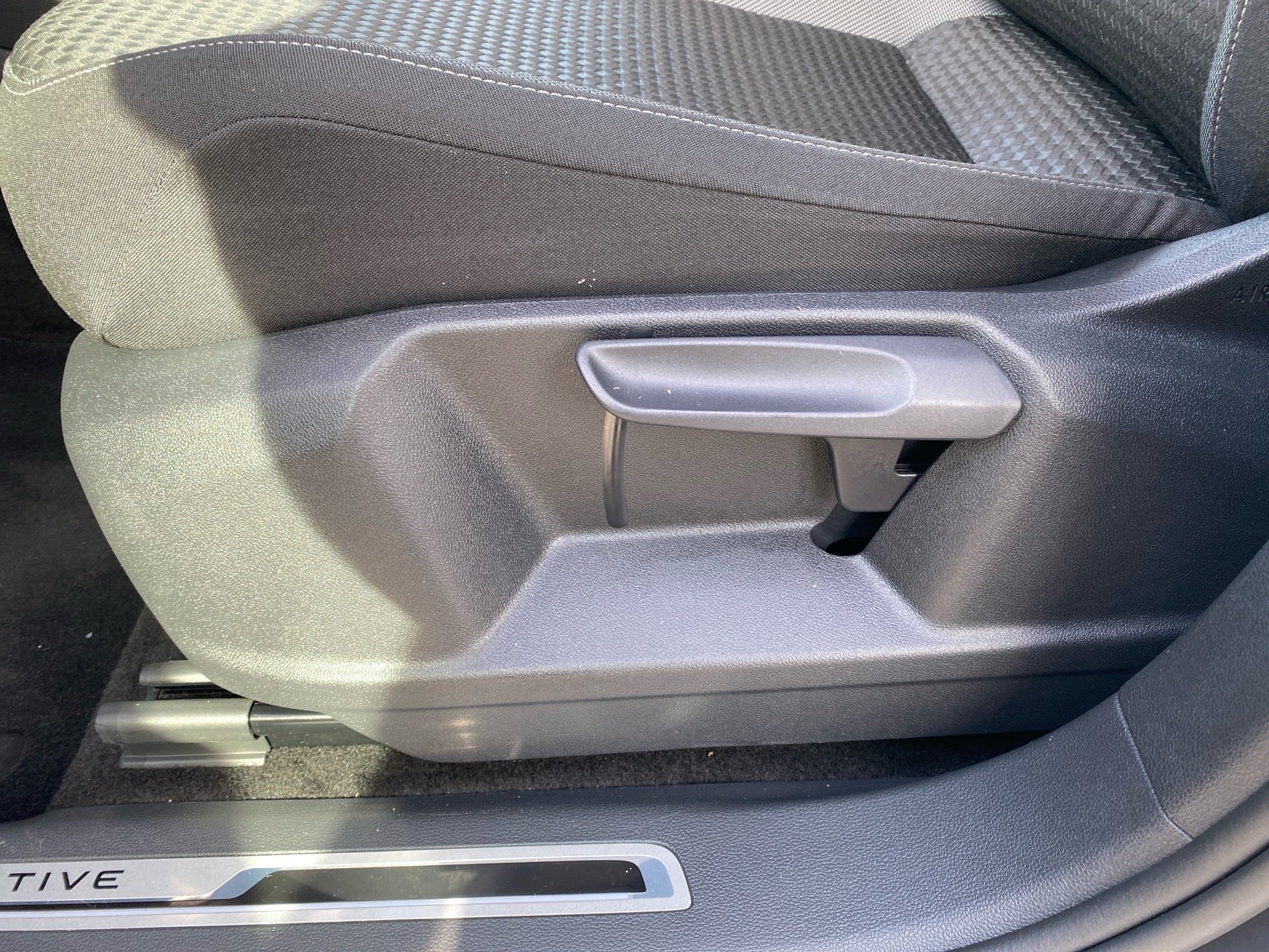 Tiguan 1.5 TSI Active DSG LED Navi ACC AHK Standhzg.