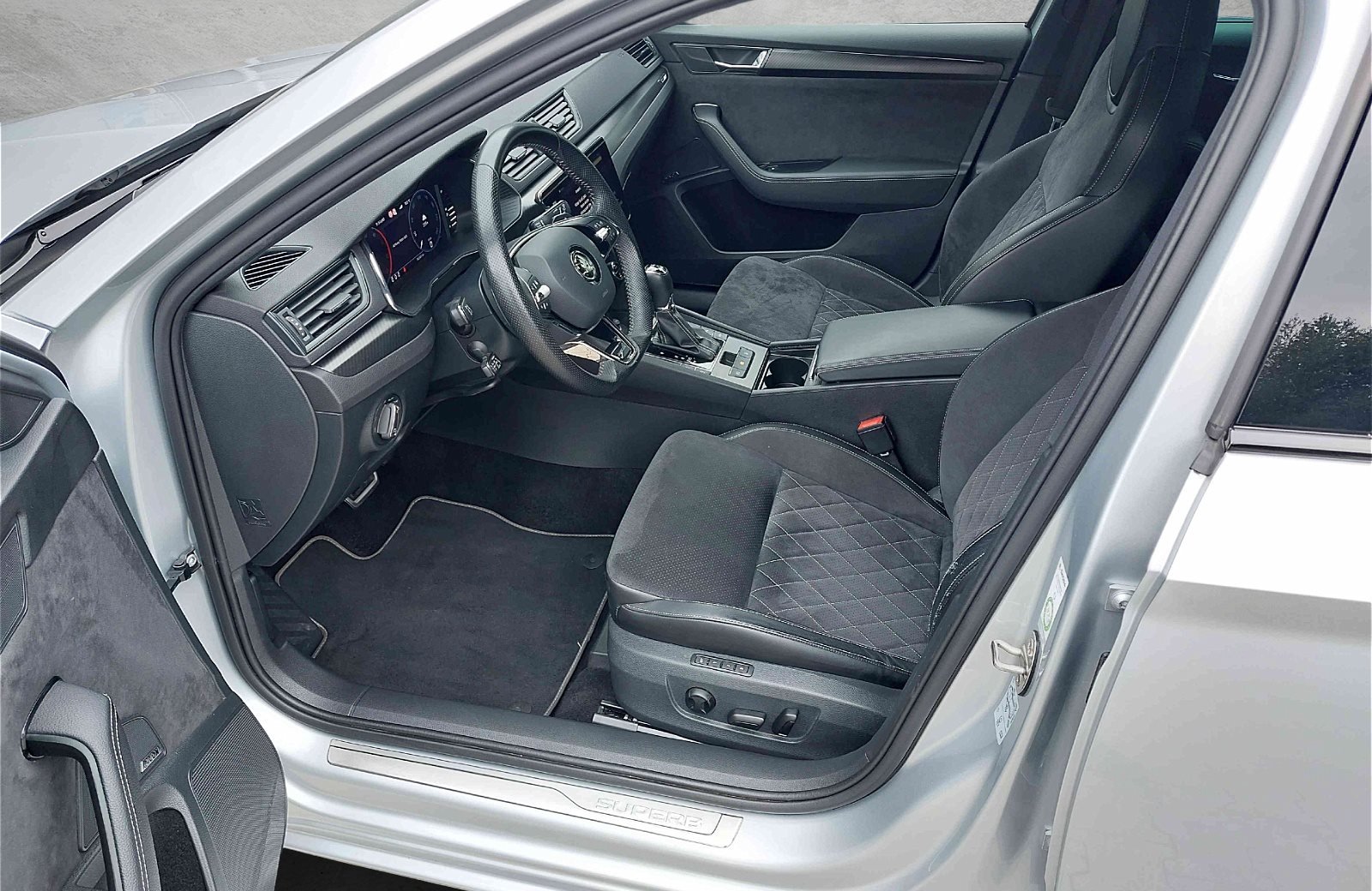 Superb Combi 2.0 TDI Sportline 4x4 DSG LED Navi ACC Standhzg.