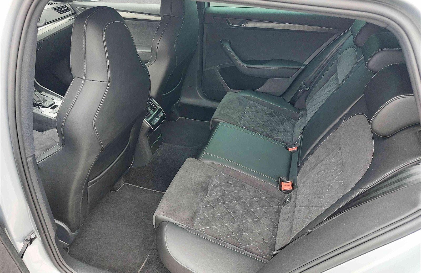 Superb Combi 2.0 TDI Sportline 4x4 DSG LED Navi ACC Standhzg.