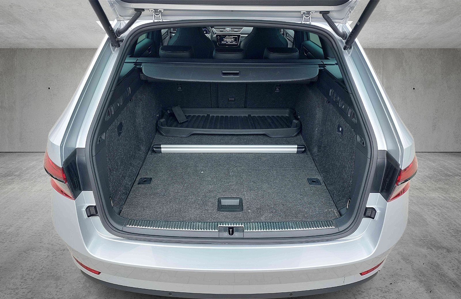 Superb Combi 2.0 TDI Sportline 4x4 DSG LED Navi ACC Standhzg.