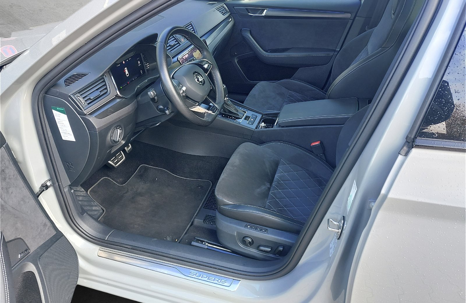 Superb Combi 2.0 TDI Sportline 4x4 DSG LED Navi ACC Pano Canton