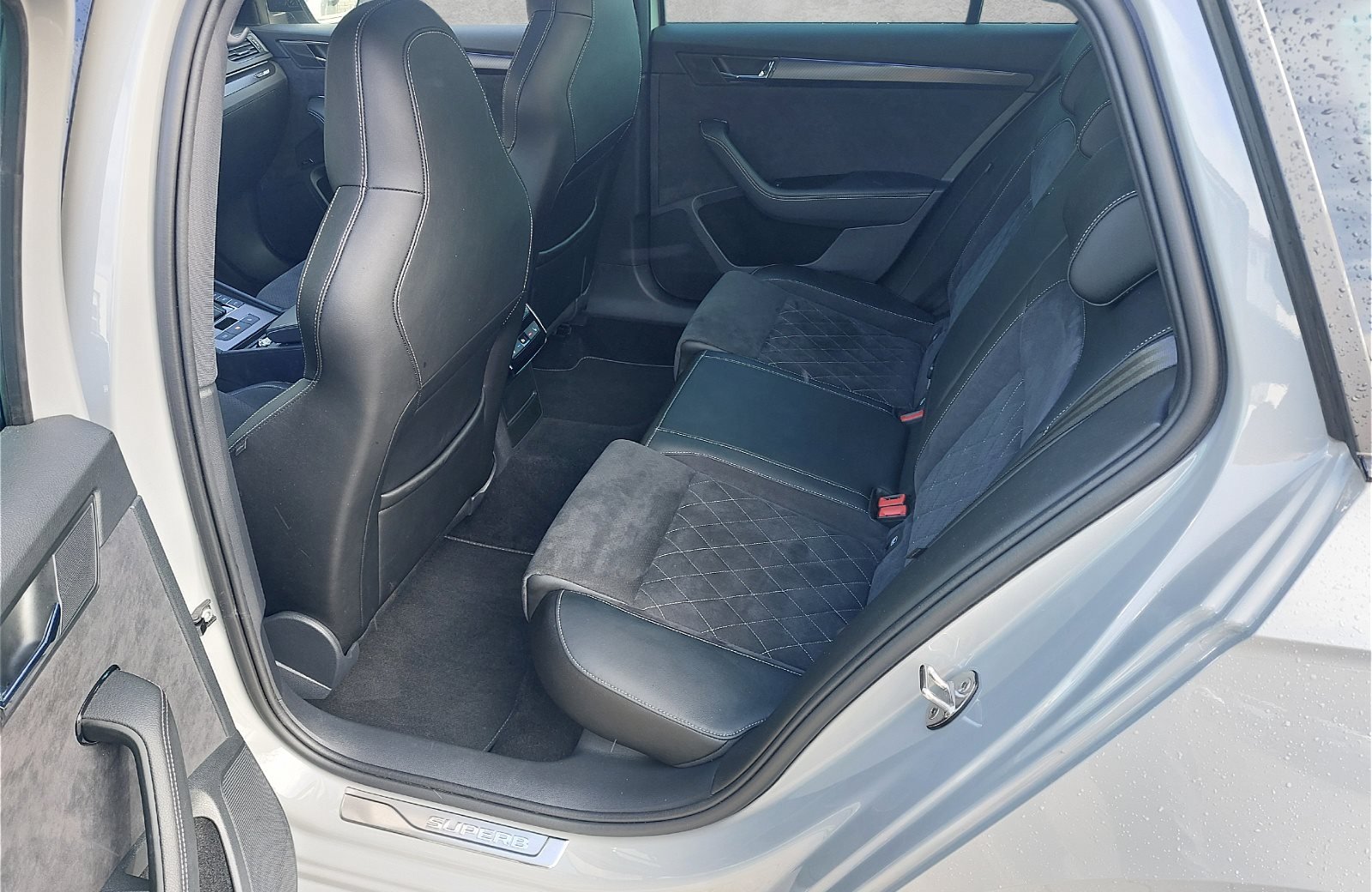 Superb Combi 2.0 TDI Sportline 4x4 DSG LED Navi ACC Pano Canton