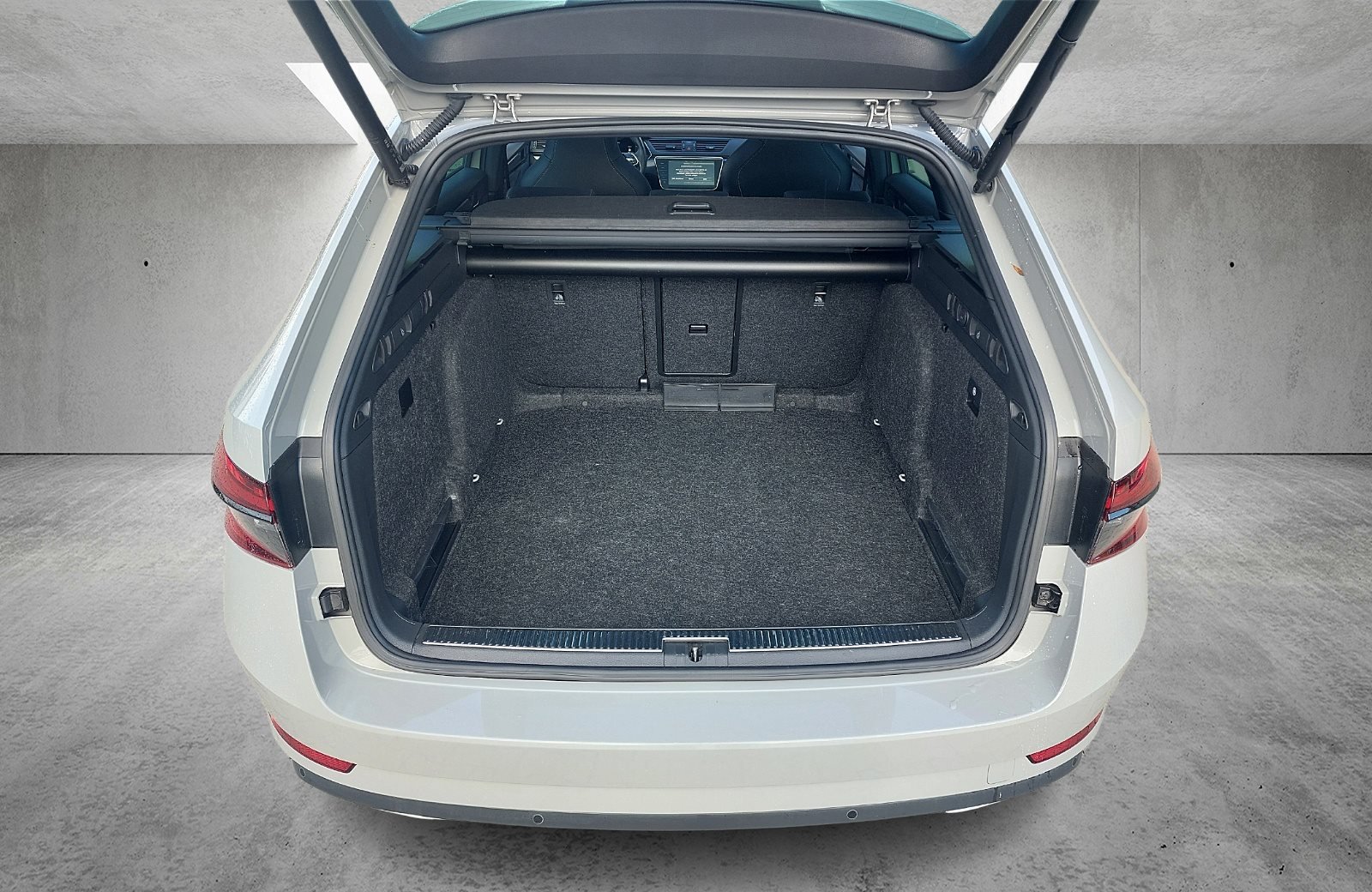 Superb Combi 2.0 TDI Sportline 4x4 DSG LED Navi ACC Pano Canton