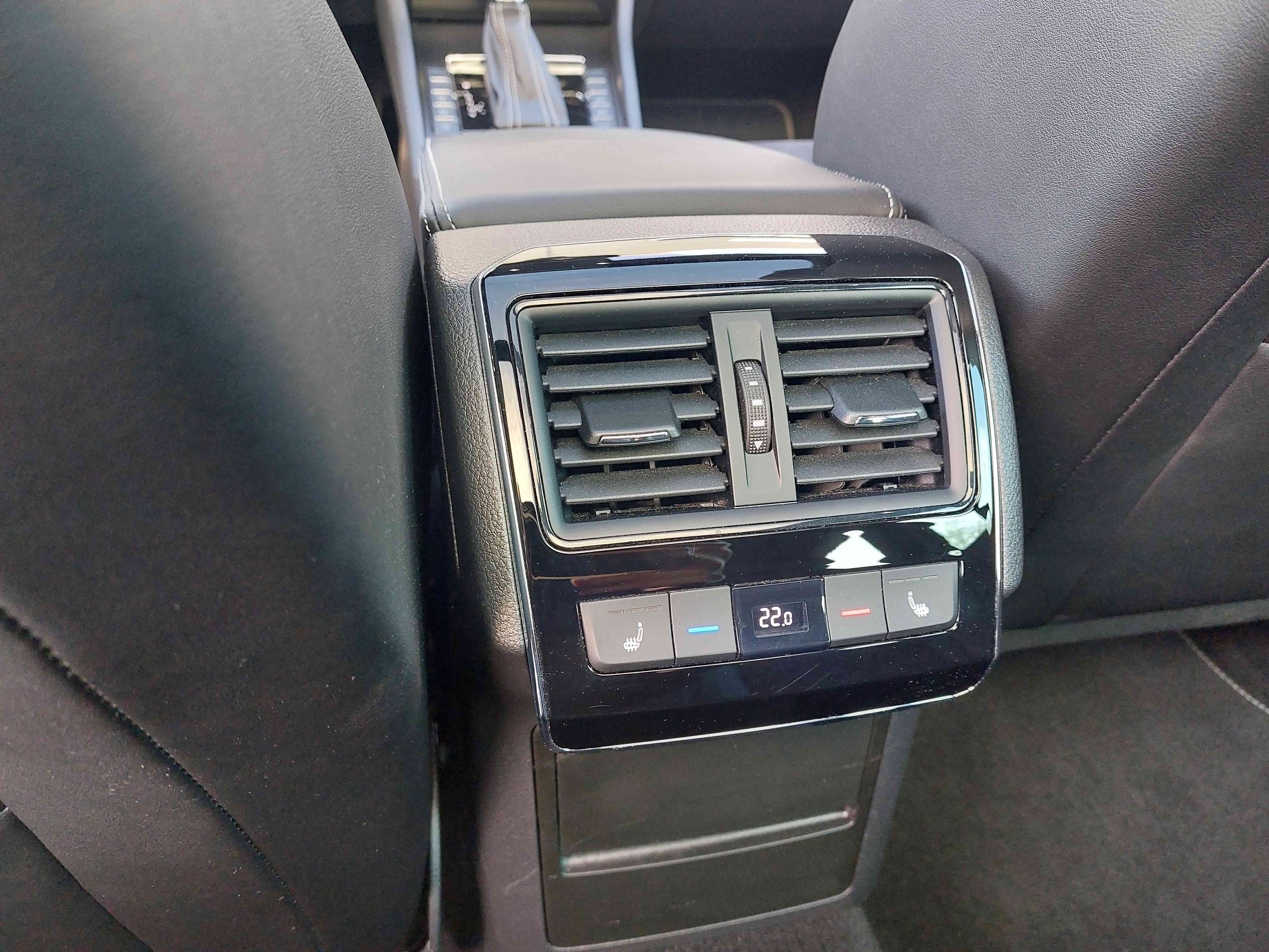 Superb Combi 2.0 TDI Sportline 4x4 DSG LED Navi ACC Pano Canton