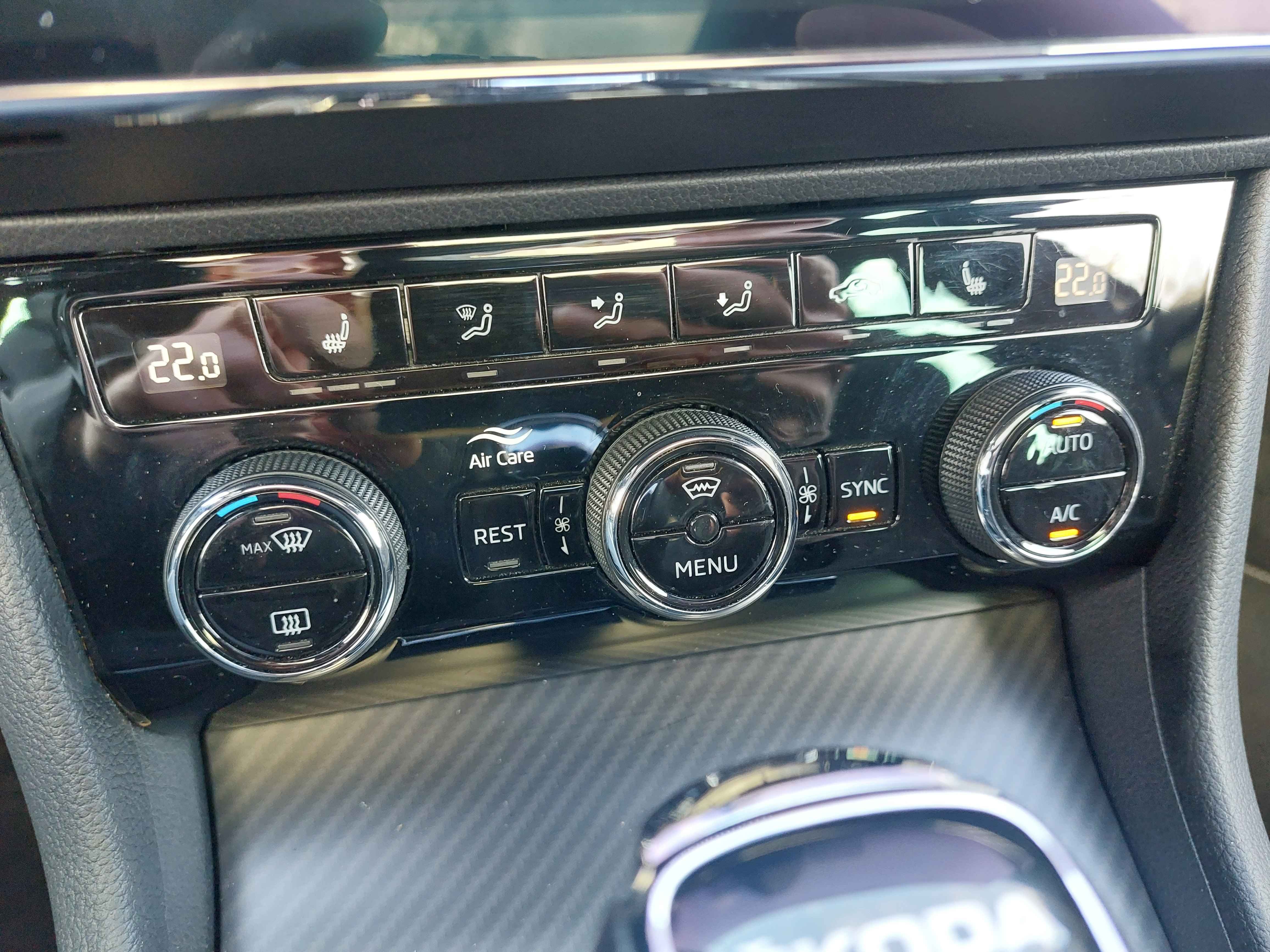 Superb Combi 2.0 TDI Sportline 4x4 DSG LED Navi ACC Pano Canton