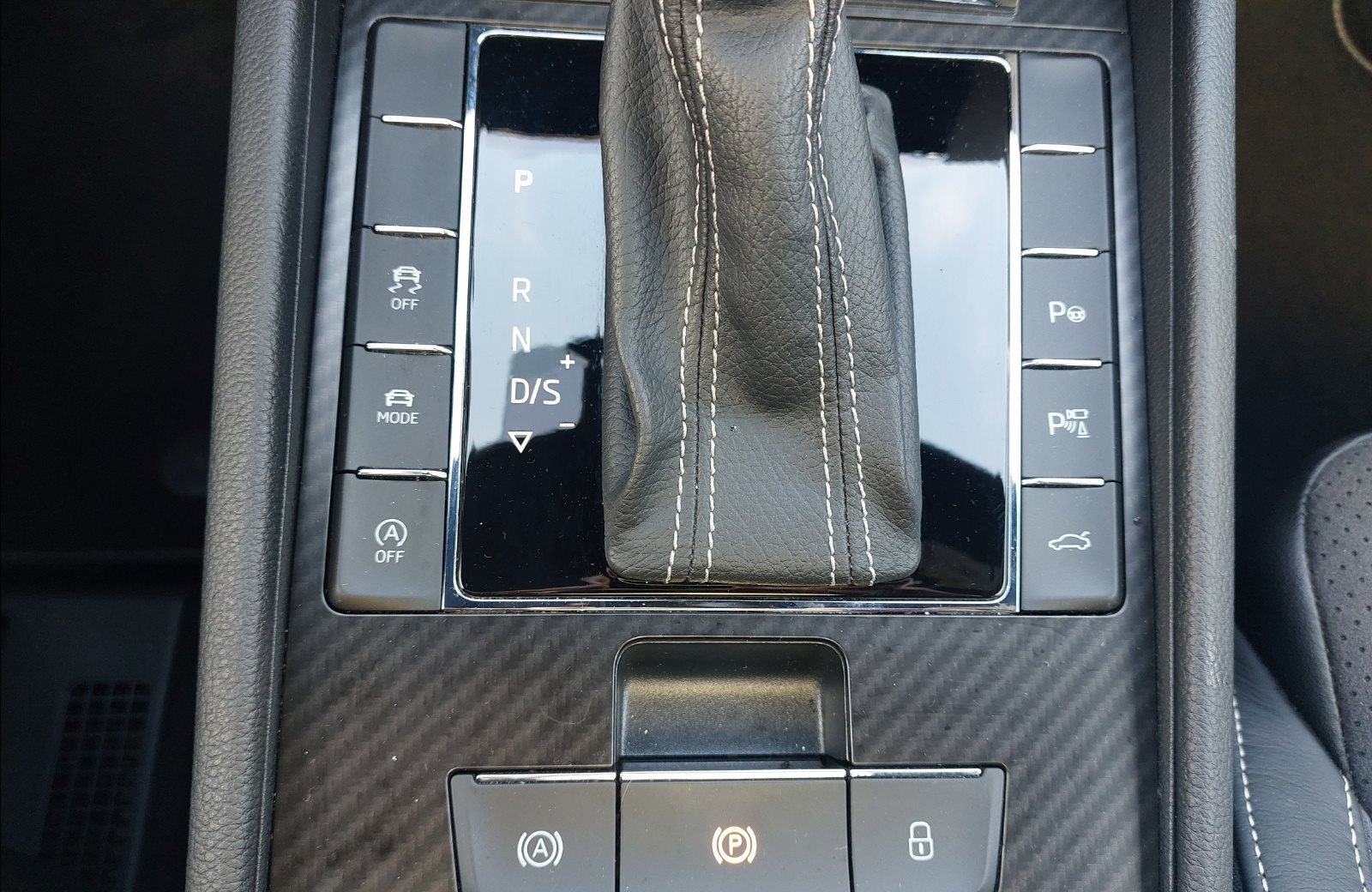 Superb Combi 2.0 TDI Sportline 4x4 DSG LED Navi ACC Pano Canton