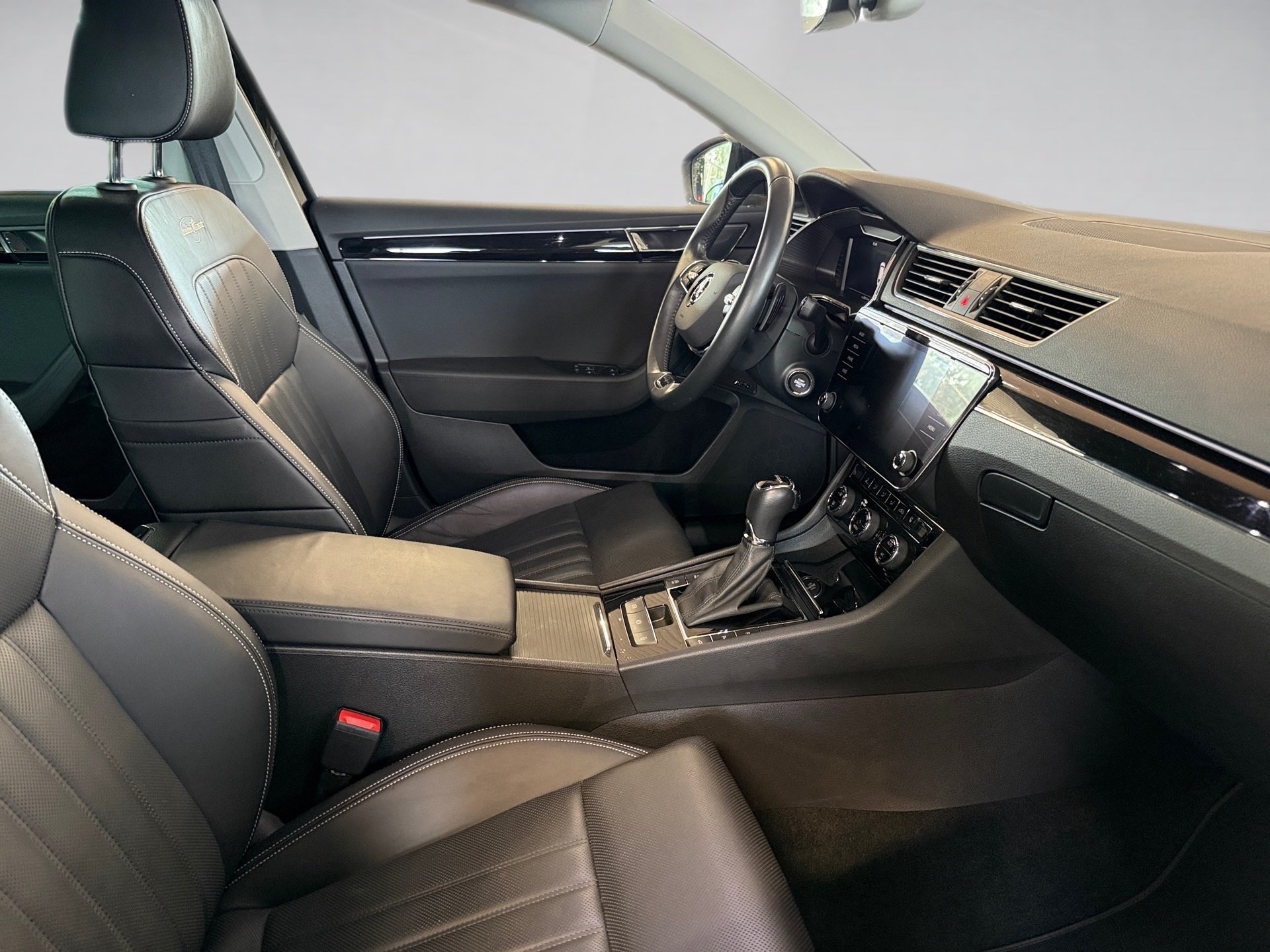 Superb Combi 1.5 TSI L&K DSG LED Navi ACC RFK Leder