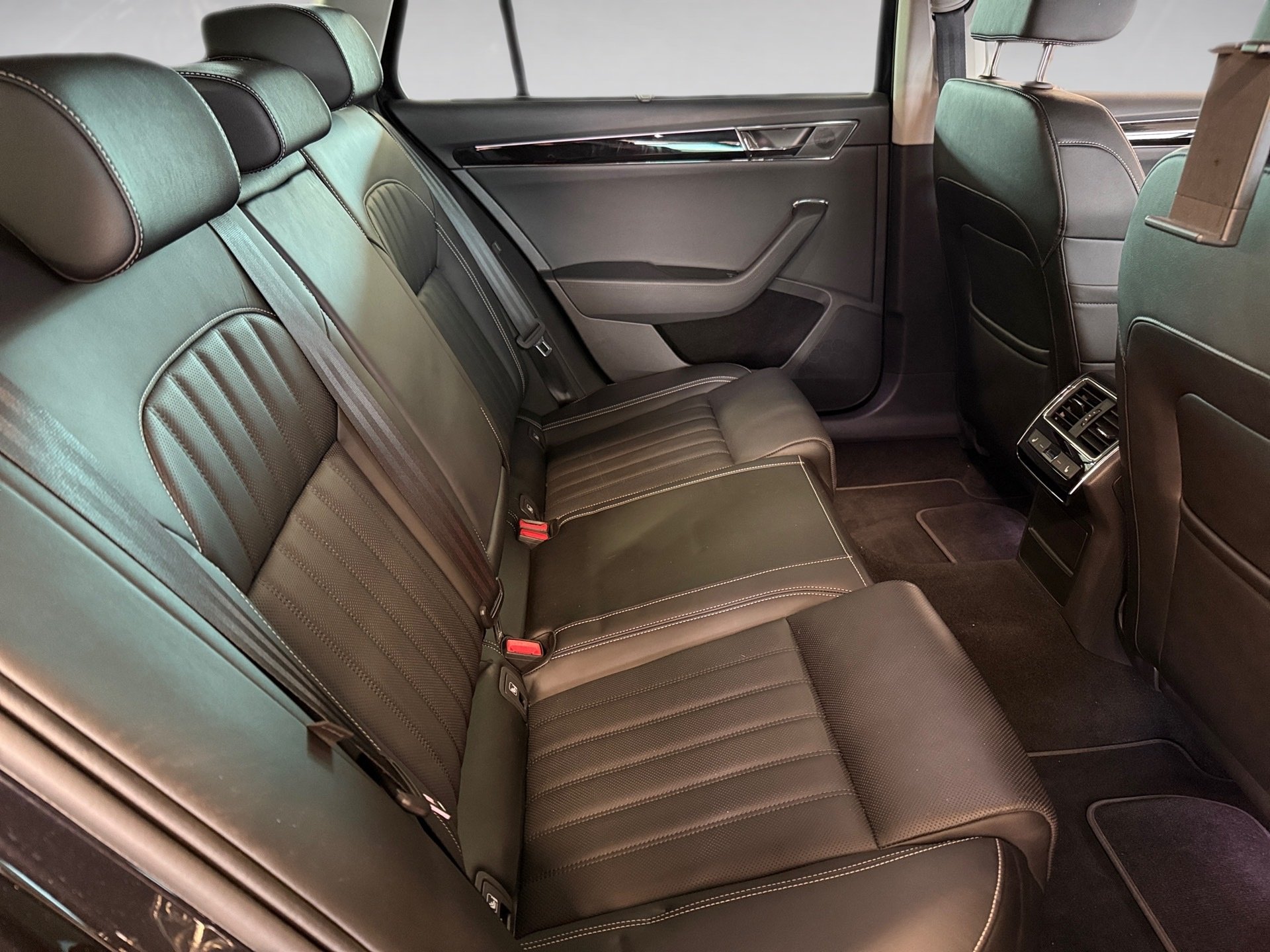 Superb Combi 1.5 TSI L&K DSG LED Navi ACC RFK Leder