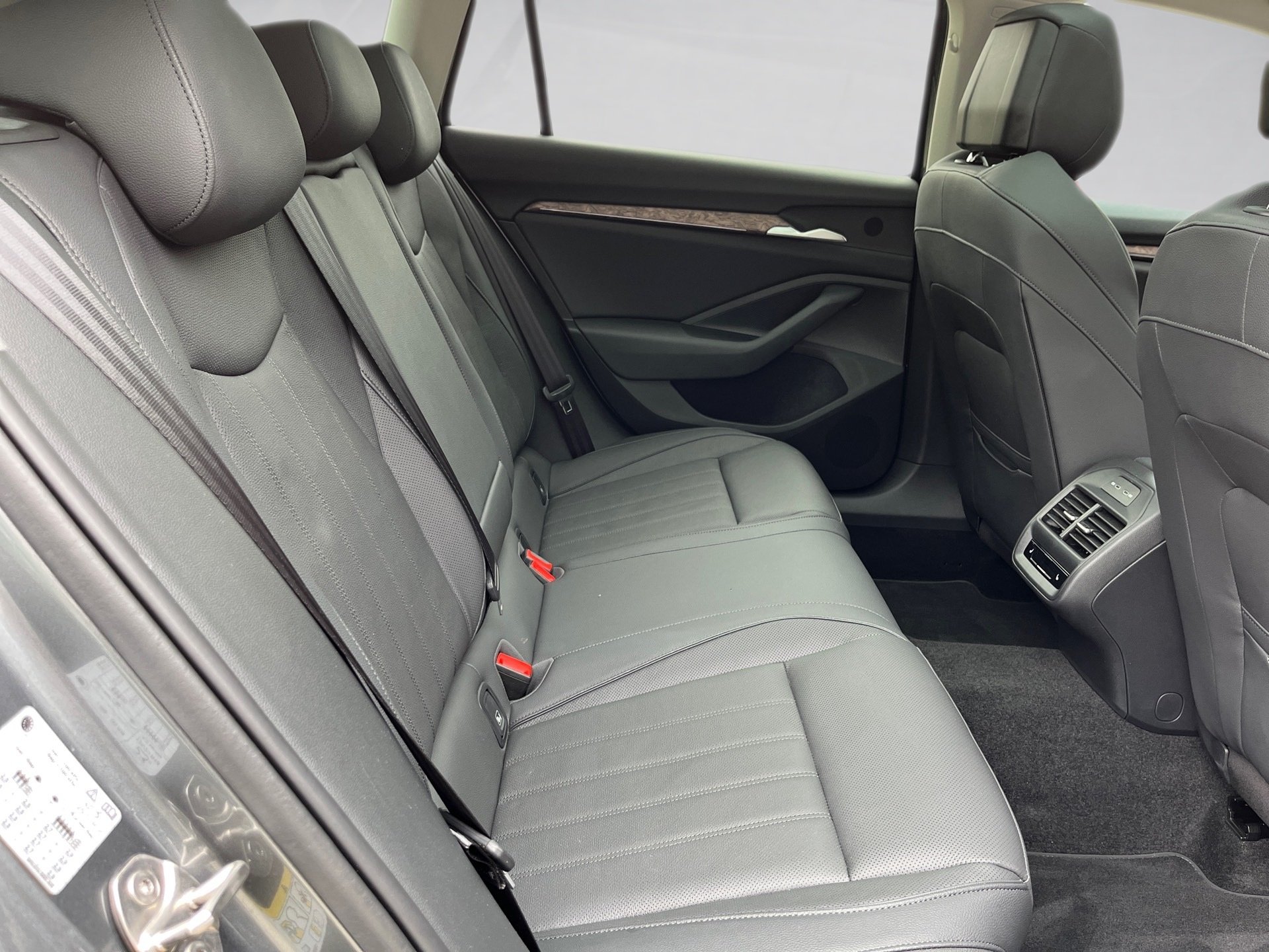 Superb Combi 2.0 TDI L&K DSG Matrix AHK Navi ACC HuD Pano Canton Massage