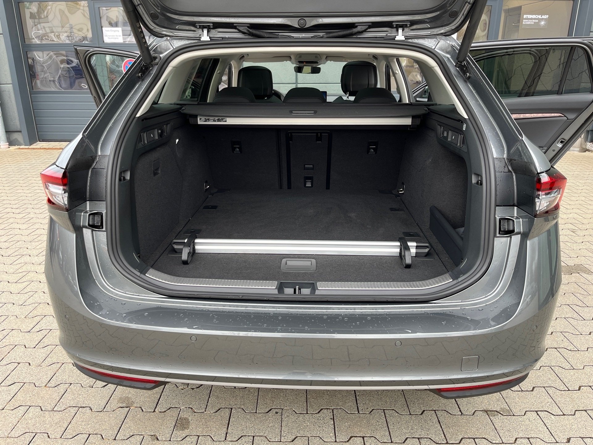 Superb Combi 2.0 TDI L&K DSG Matrix AHK Navi ACC HuD Pano Canton Massage