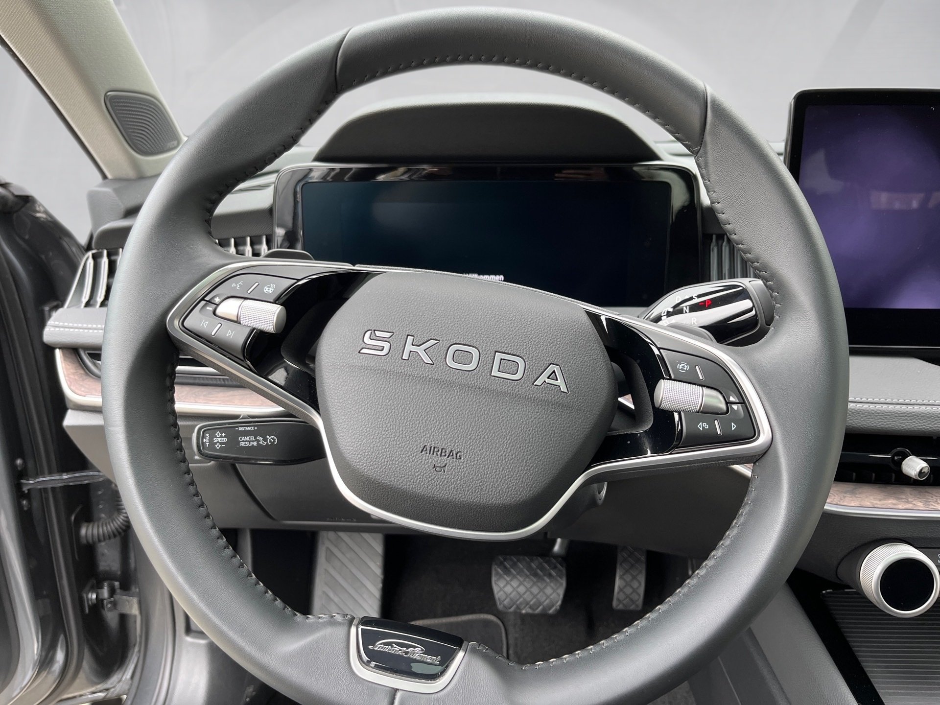 Superb Combi 2.0 TDI L&K DSG Matrix AHK Navi ACC HuD Pano Canton Massage