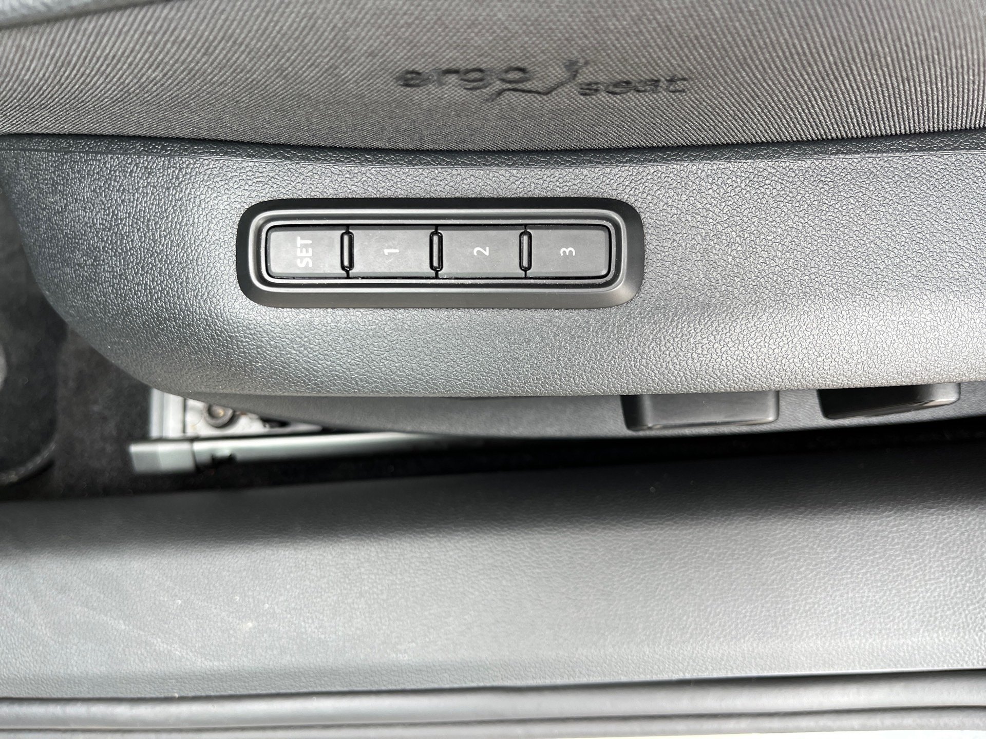 Superb Combi 2.0 TDI L&K DSG Matrix AHK Navi ACC HuD Pano Canton Massage