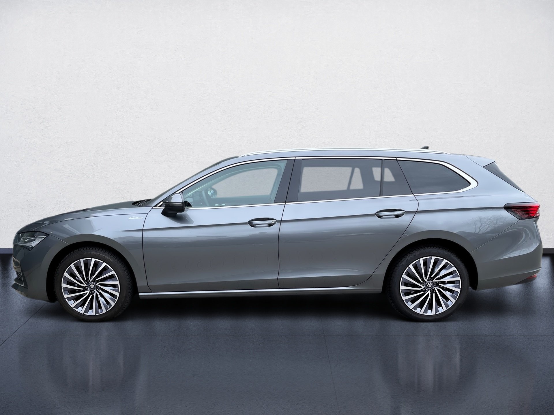 Superb Combi 2.0 TDI L&K DSG Matrix AHK Navi ACC HuD Pano Canton Massage