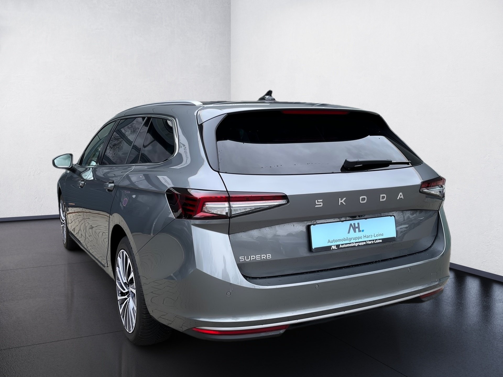 Superb Combi 2.0 TDI L&K DSG Matrix AHK Navi ACC HuD Pano Canton Massage