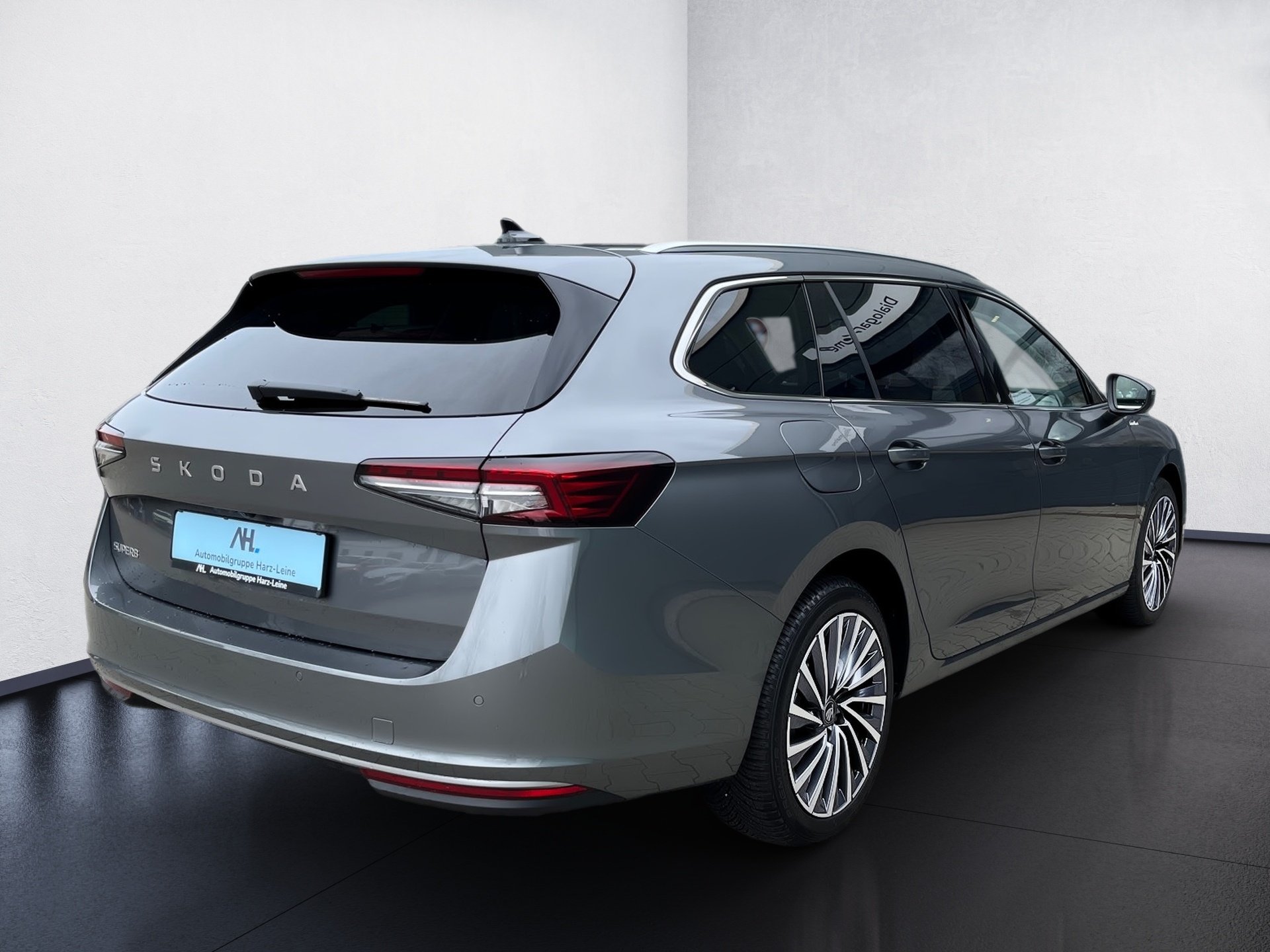 Superb Combi 2.0 TDI L&K DSG Matrix AHK Navi ACC HuD Pano Canton Massage