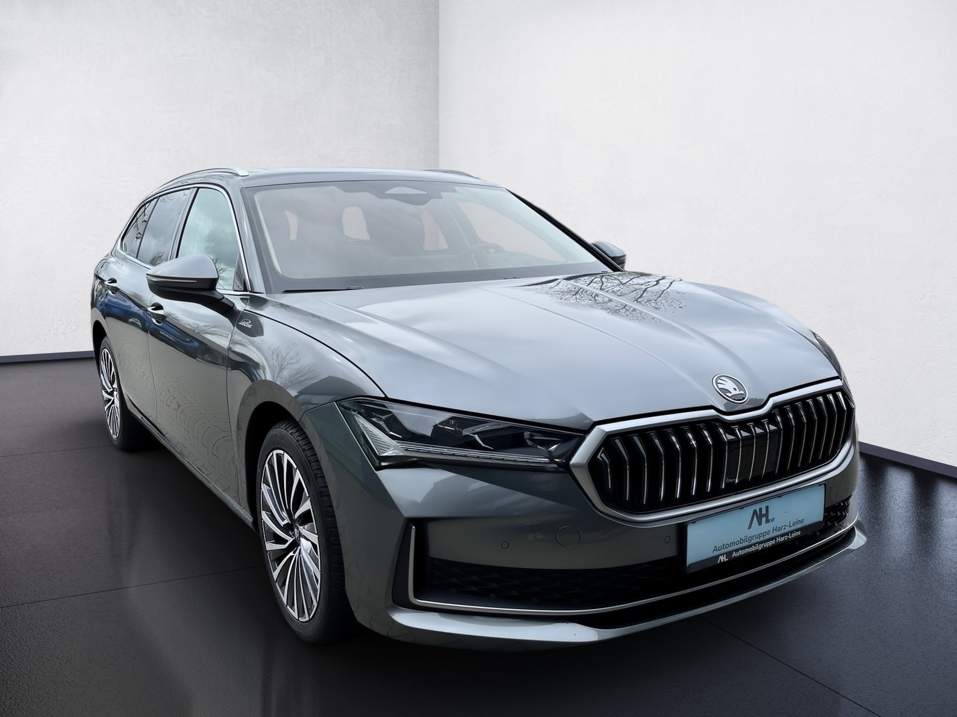 Superb Combi 2.0 TDI L&K DSG Matrix AHK Navi ACC HuD Pano Canton Massage