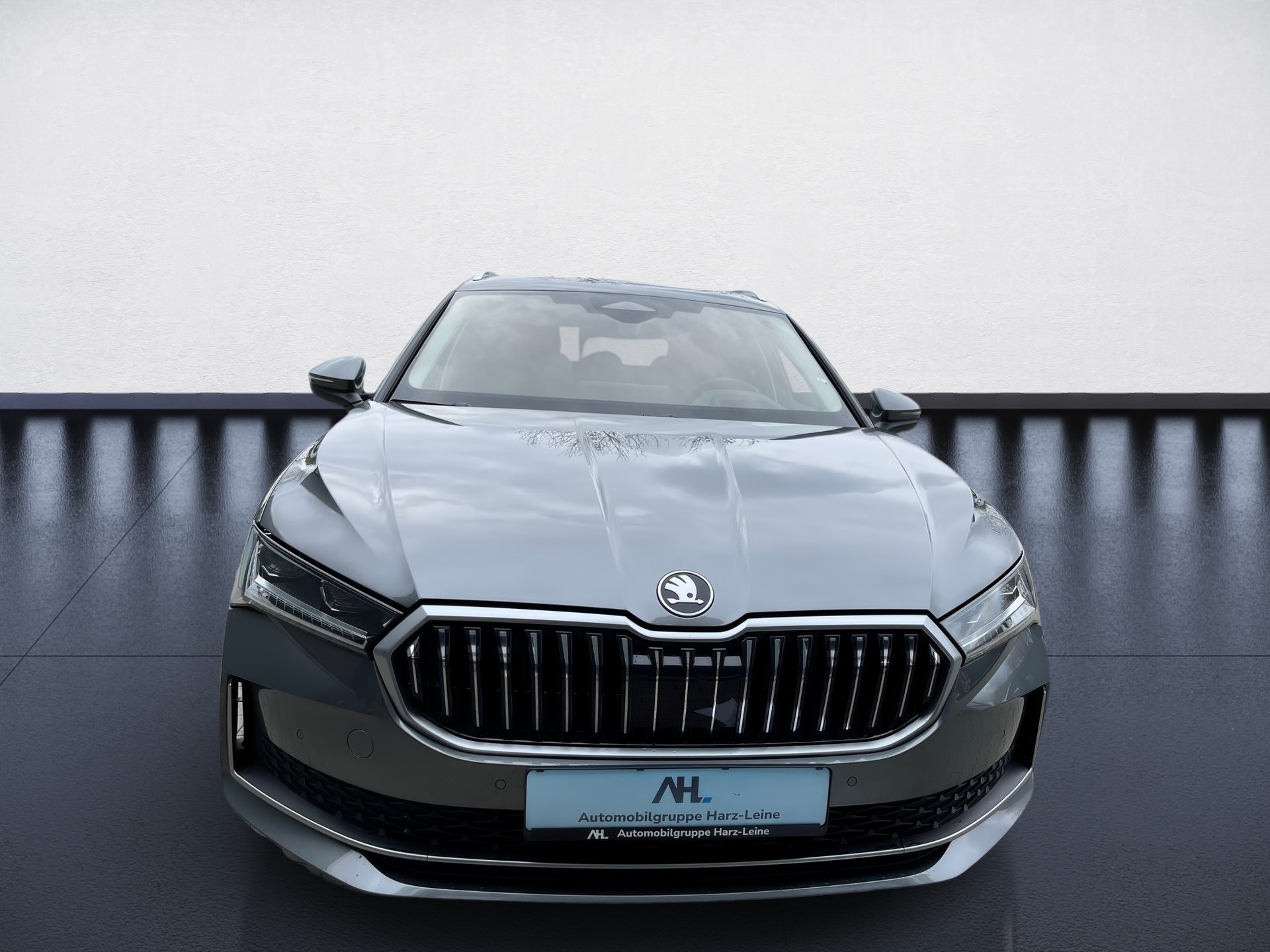 Superb Combi 2.0 TDI L&K DSG Matrix AHK Navi ACC HuD Pano Canton Massage