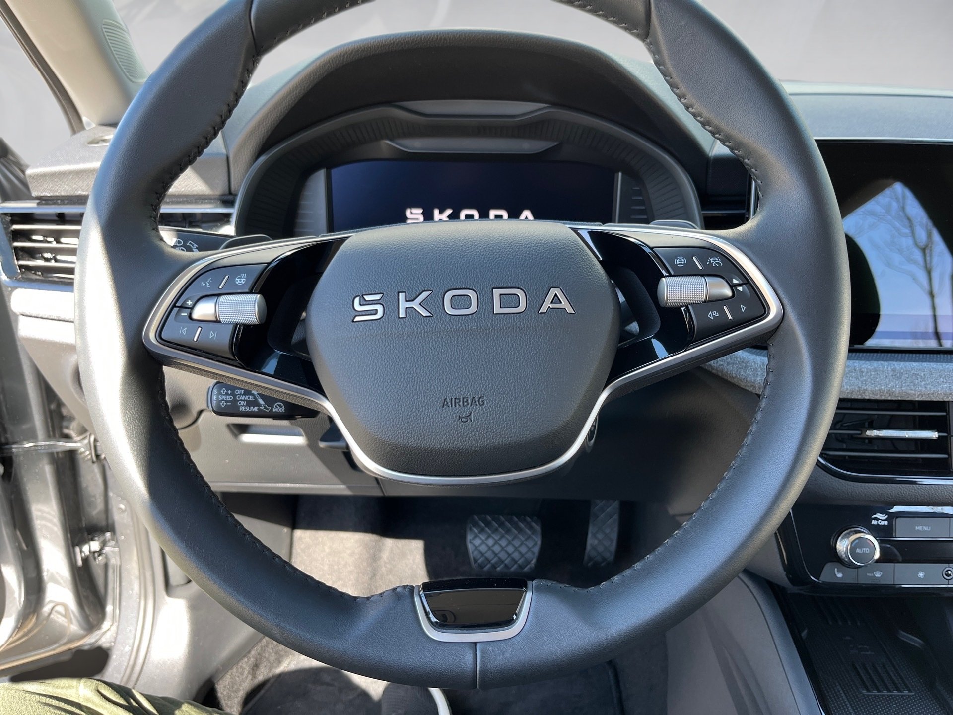 Kamiq 1.0 TSI Tour DSG AHK Navi ACC Matrix RFK Optik schwarz