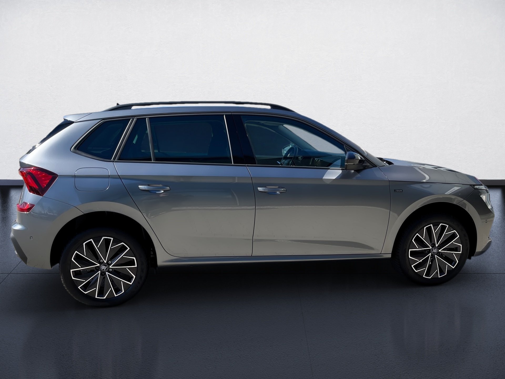 Kamiq 1.0 TSI Tour DSG AHK Navi ACC Matrix RFK Optik schwarz