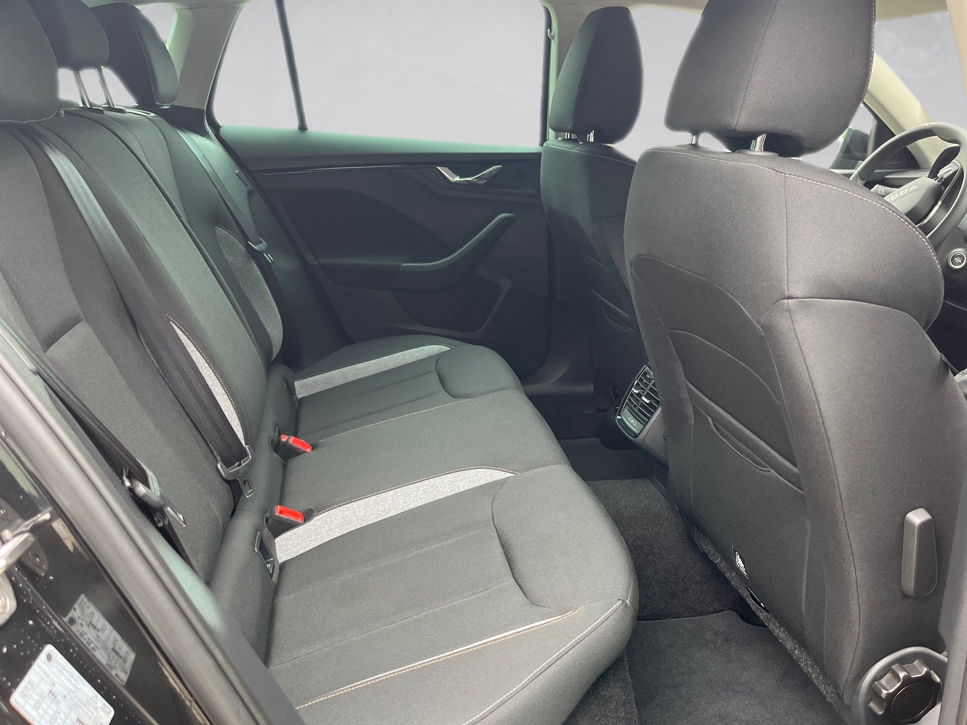 Scala 1.5 TSI Tour DSG Optik schwarz Matrix Navi ACC RFK