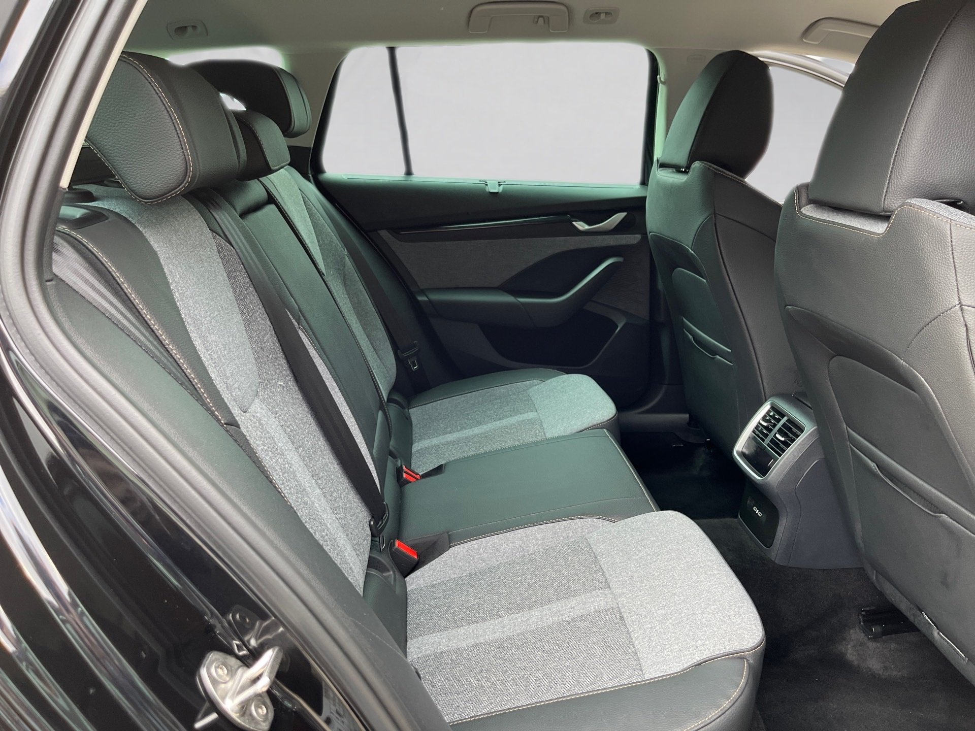 Octavia Combi 1.5 TSI mHEV Selection DSG Matrix Navi 360° Canton
