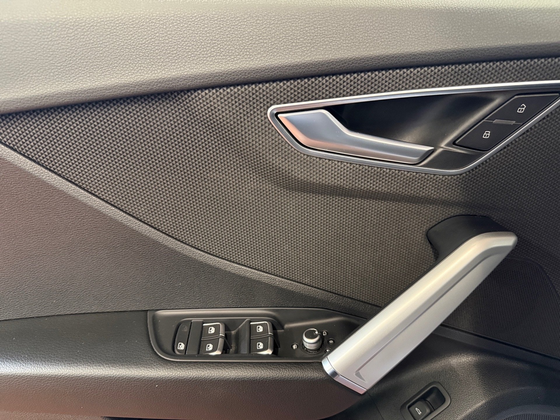 Q2 35 TFSI advanced S-tronic LED AHK PDC SHZ AHK