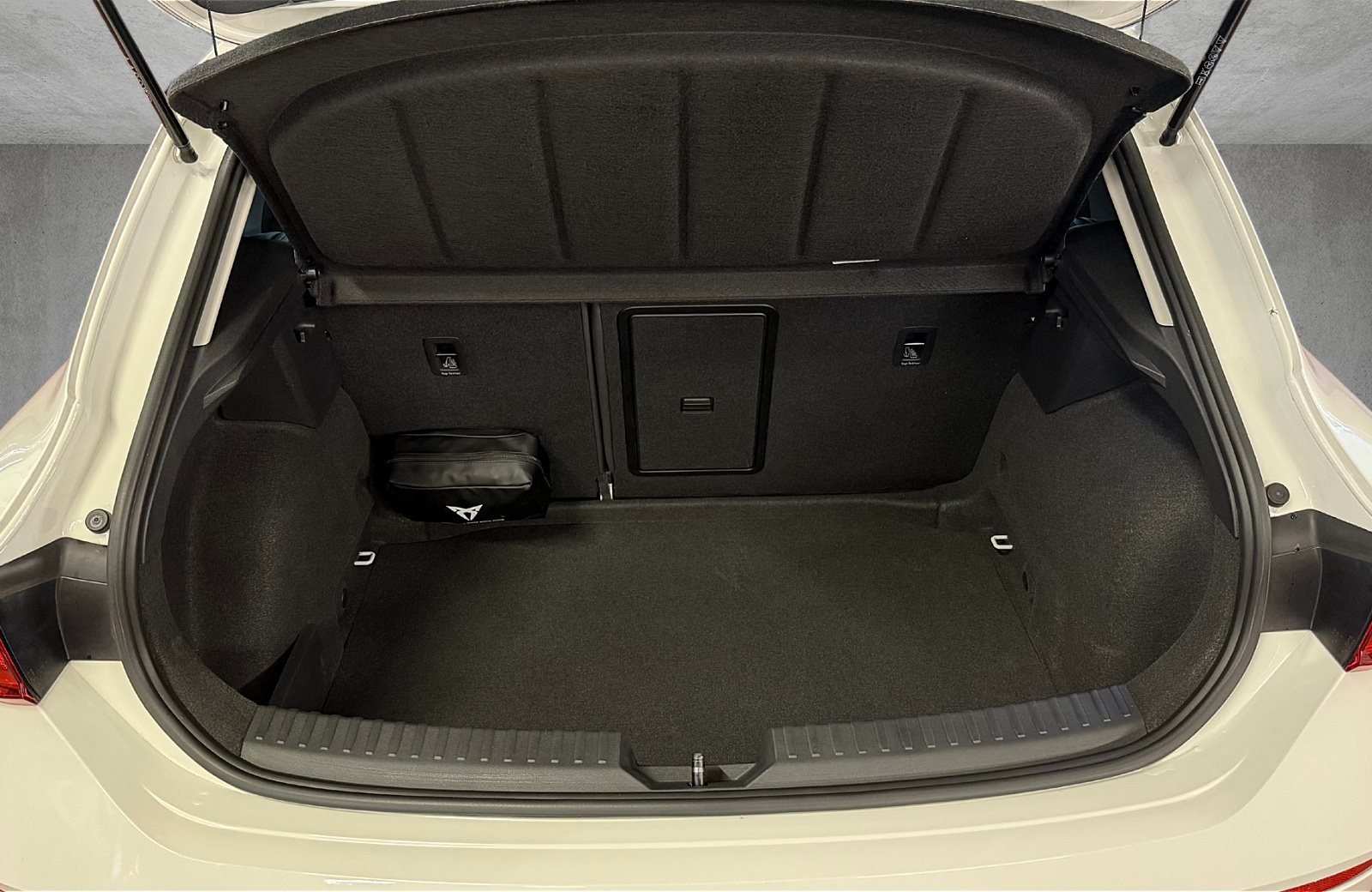 Leon 2.0 eTSI DSG Fahrschulfahrzeug Matrix ACC Pano Full-Link