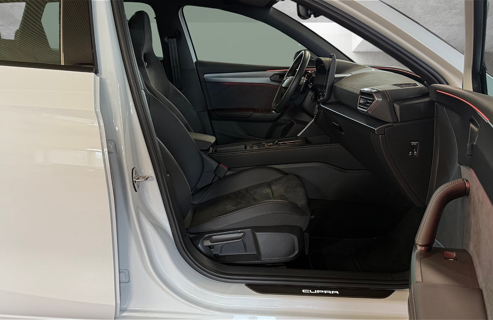 Leon Sportstourer 2.0 TDI DSG Edge Matrix Navi ACC RFK