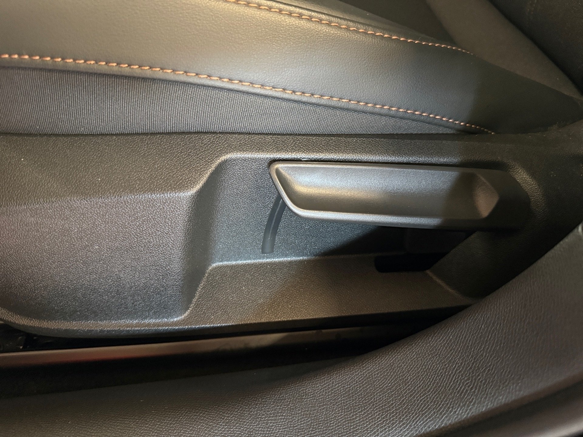 Leon Sportstourer 2.0 TDI DSG Edge AHK Navi ACC RFK Keyless