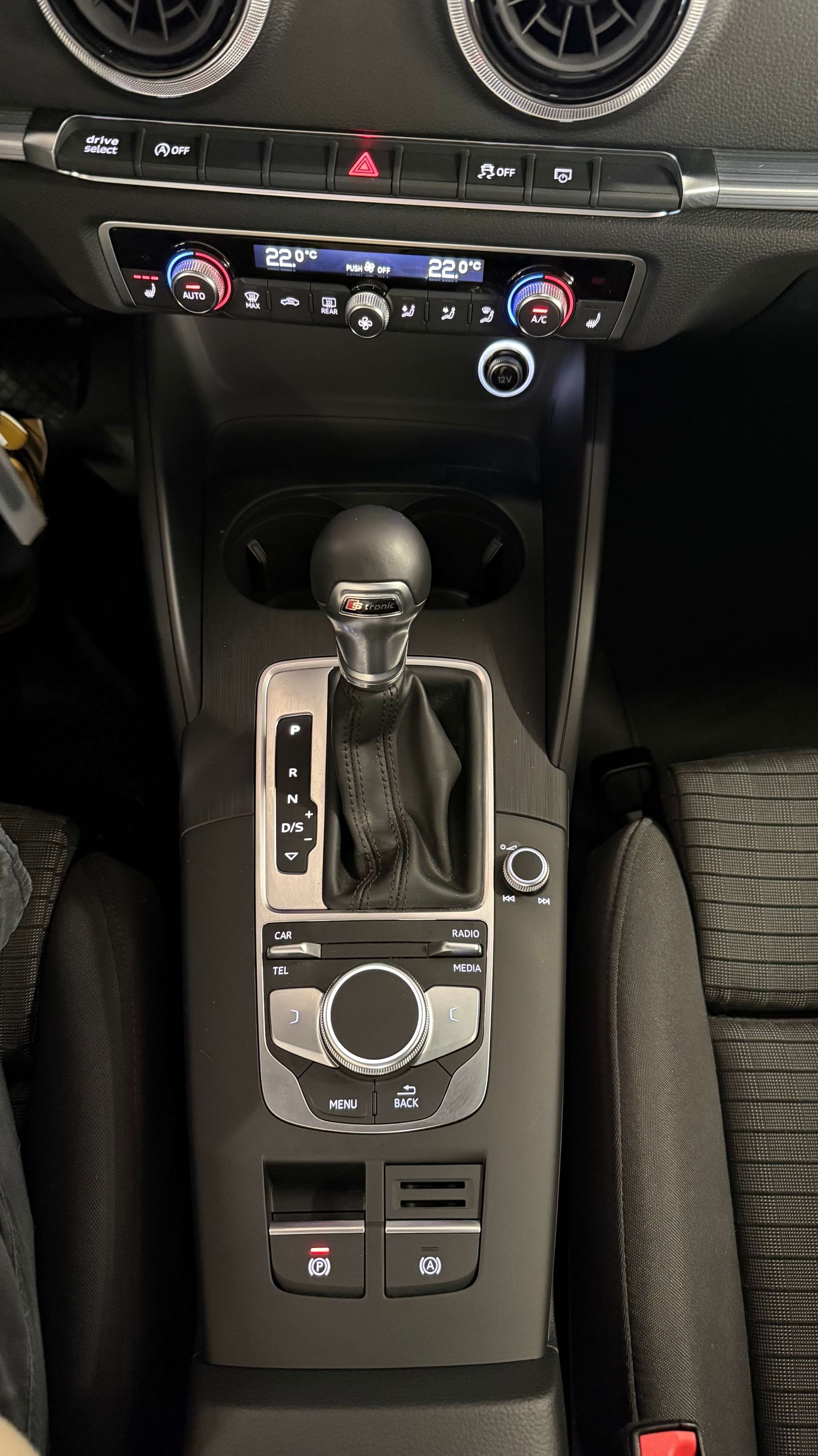 A3 Limousine 2.0 TFSI Sport S-tronic LED PDC hinten SHZ