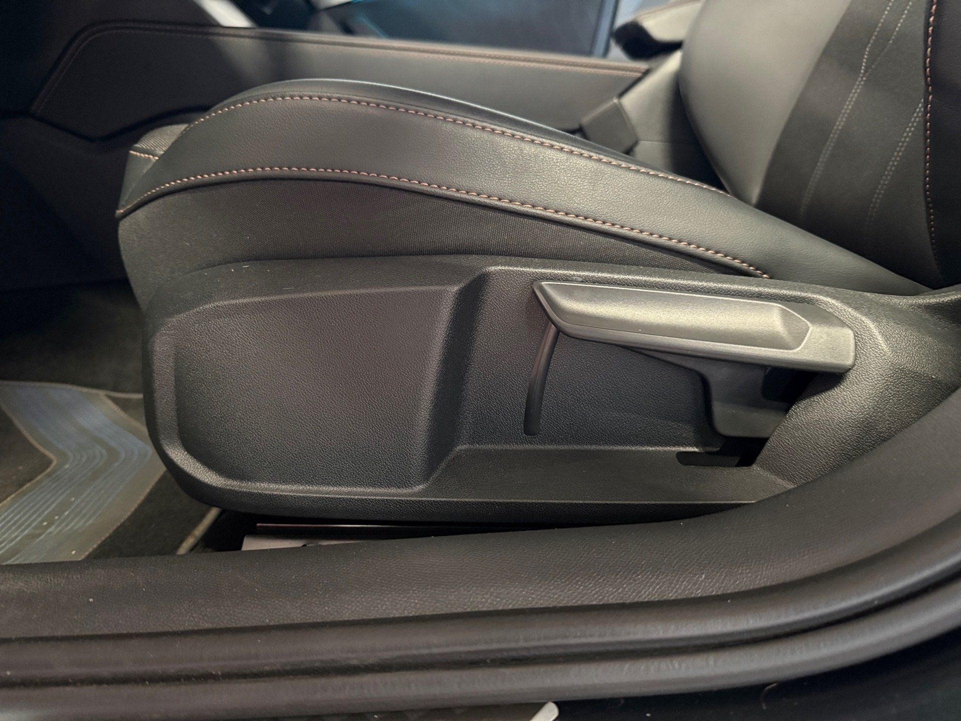 Leon 2.0 TDI DSG Edge Matrix Navi ACC RFK ACC LM
