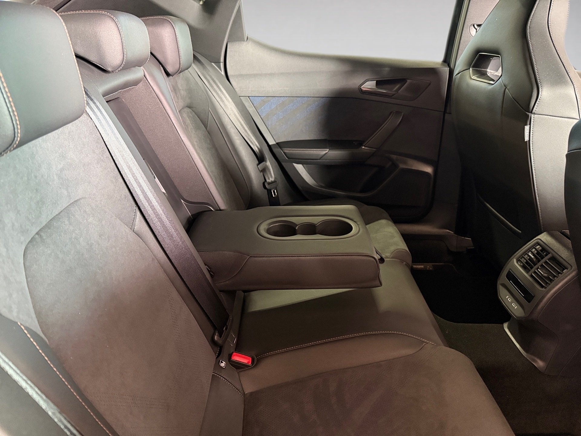Leon 2.0 TDI DSG Edge Matrix Navi ACC RFK Alcantara
