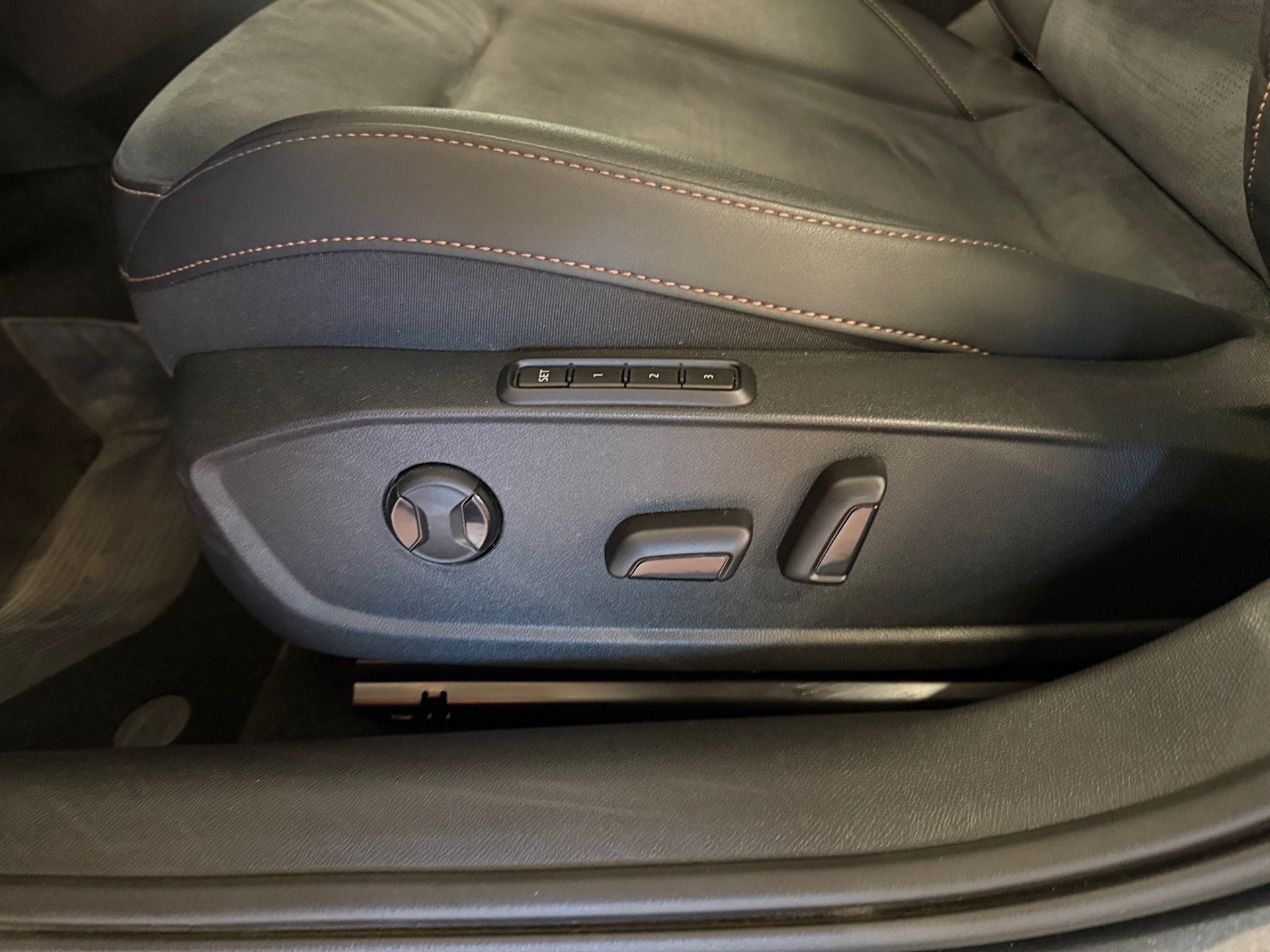 Leon 2.0 TDI DSG Edge Matrix Navi ACC RFK Alcantara