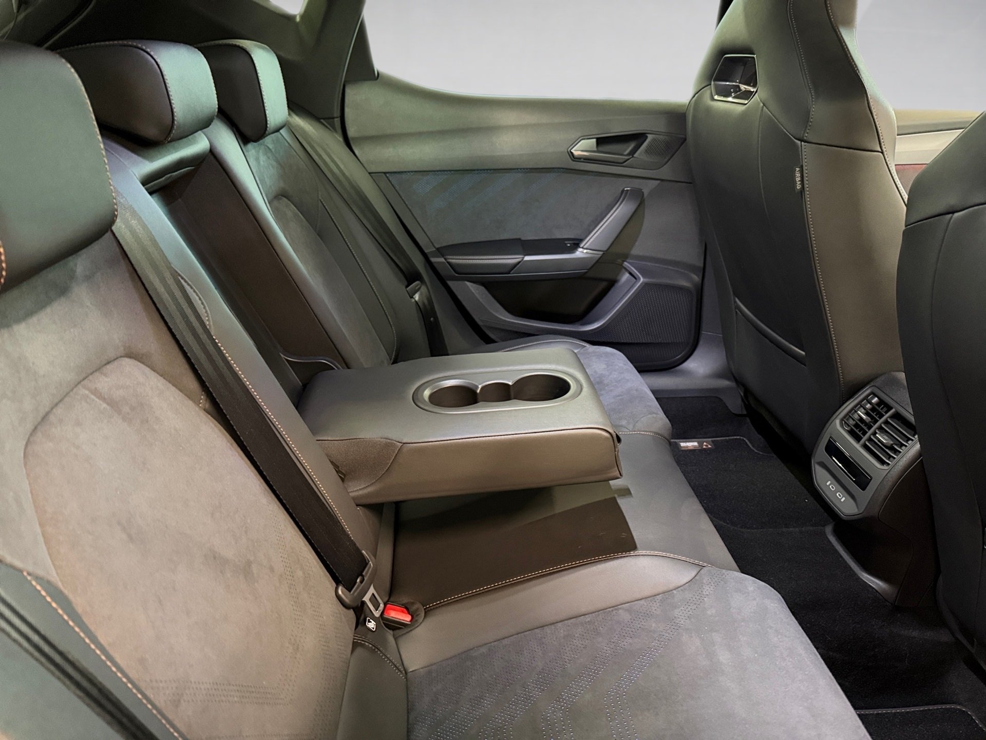 Leon 2.0 TDI DSG Edge Matrix Navi ACC RFK Alcantara