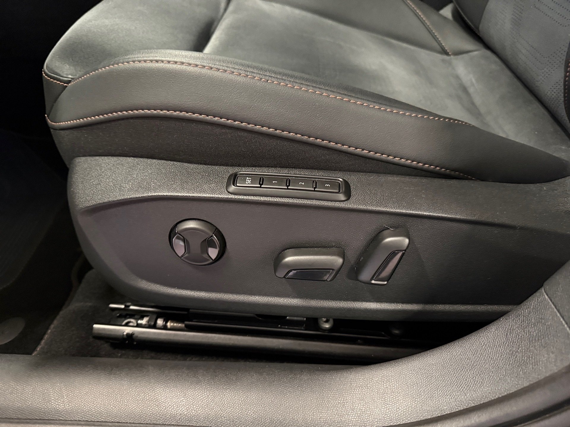 Leon 2.0 TDI DSG Edge Matrix Navi ACC RFK Alcantara