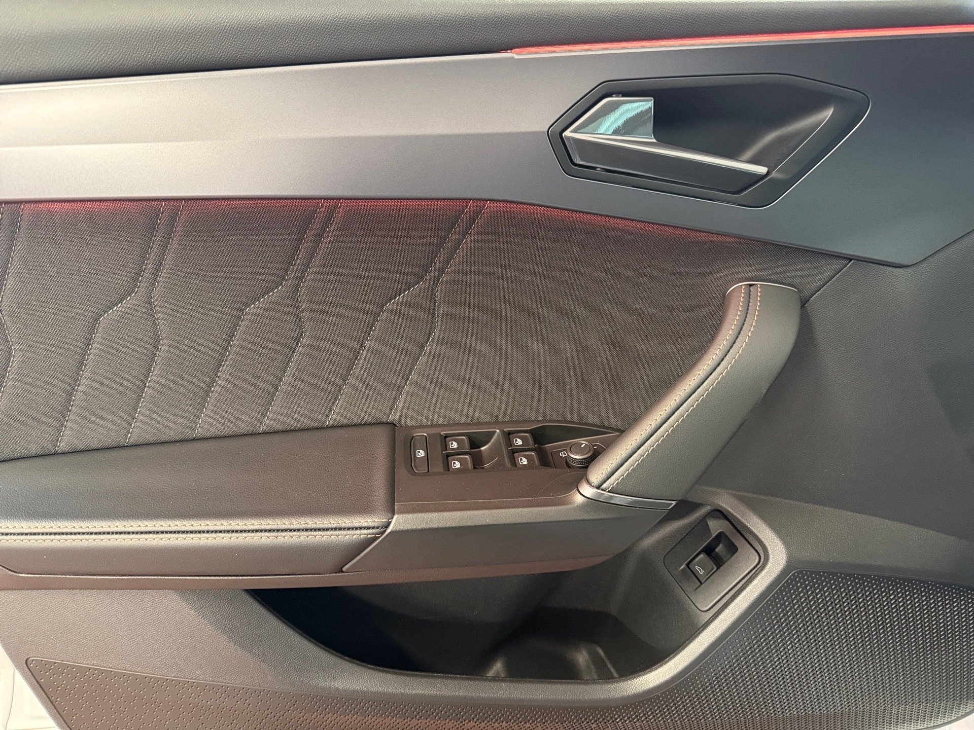 Leon Sportstourer 1.5 eTSI DSG Edge Matrix Navi ACC AHK