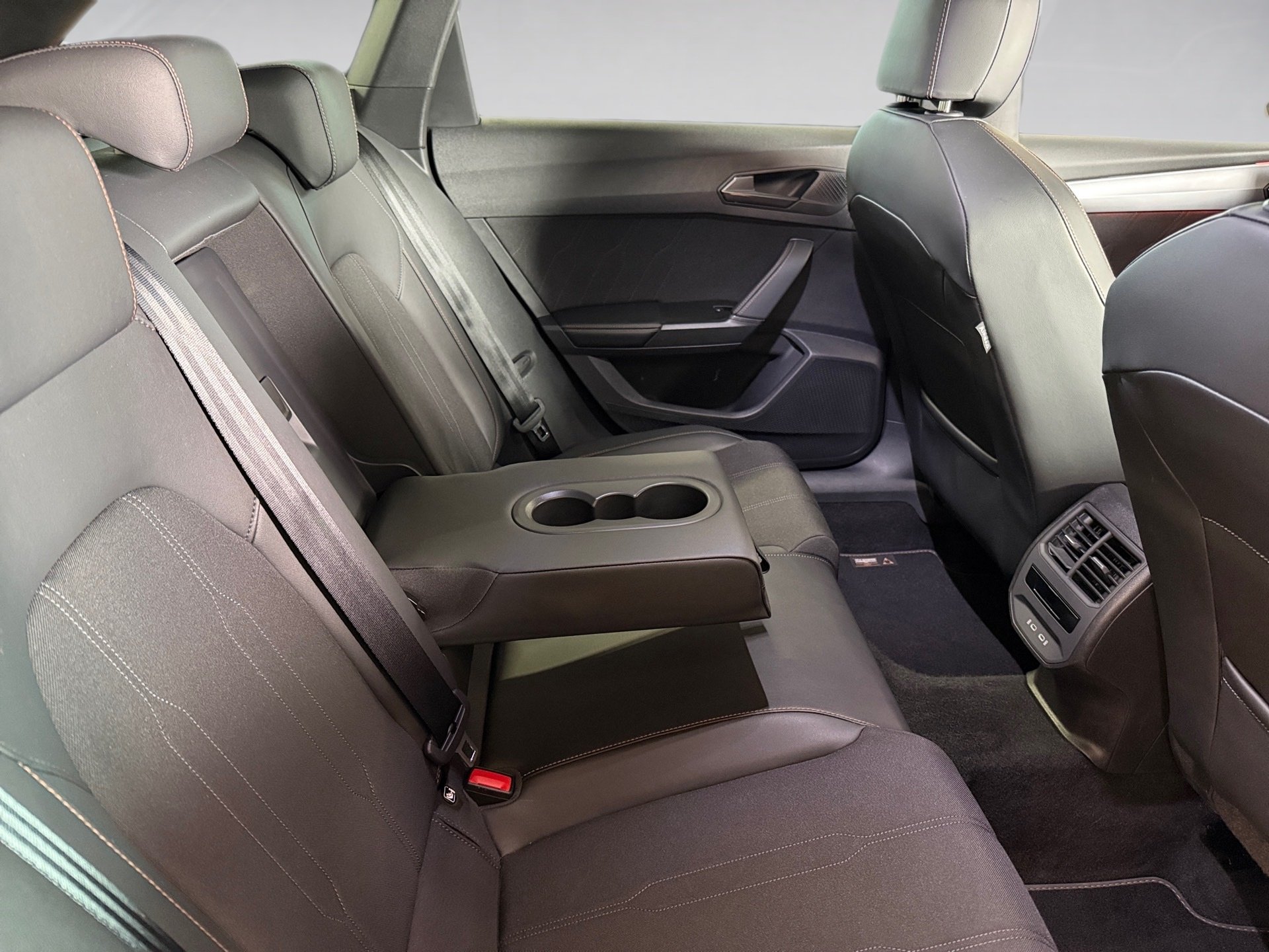 Leon Sportstourer 2.0 TDI DSG Edge Matrix Navi ACC AHK